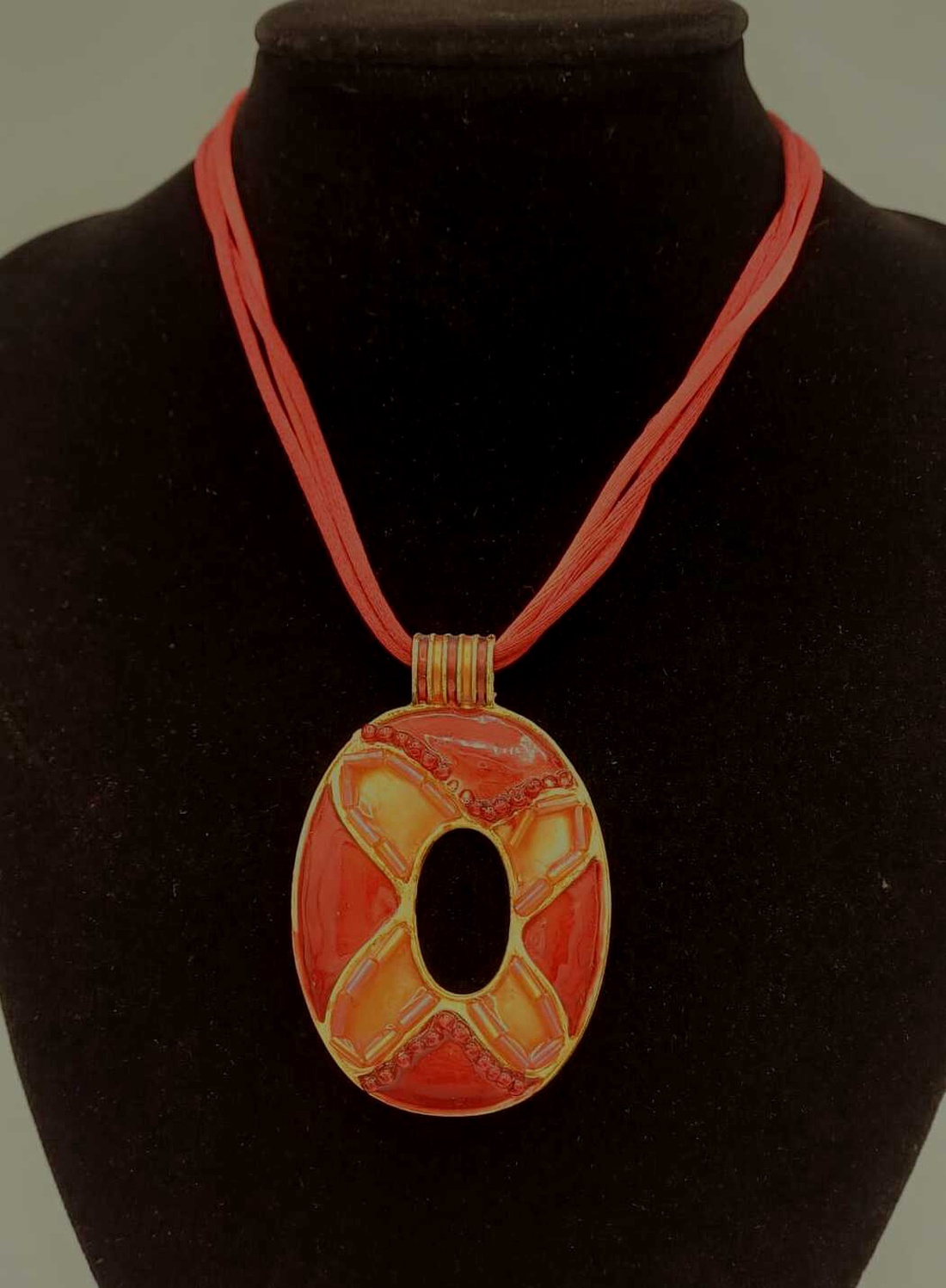 Colier vintage cu pandantiv statement, cu design oval decupat, realizat în nuanțe intense  - bijuterii - coliere - pandative - Artynos.ro