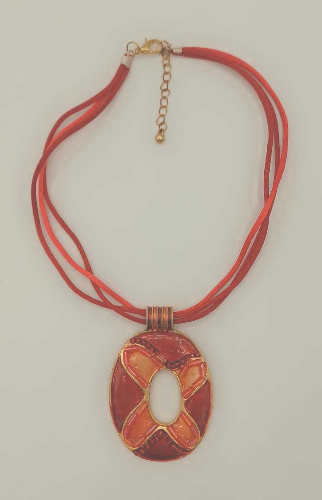 Colier vintage cu pandantiv statement, cu design oval decupat, realizat în nuanțe intense  - bijuterii - coliere - pandative - Artynos.ro