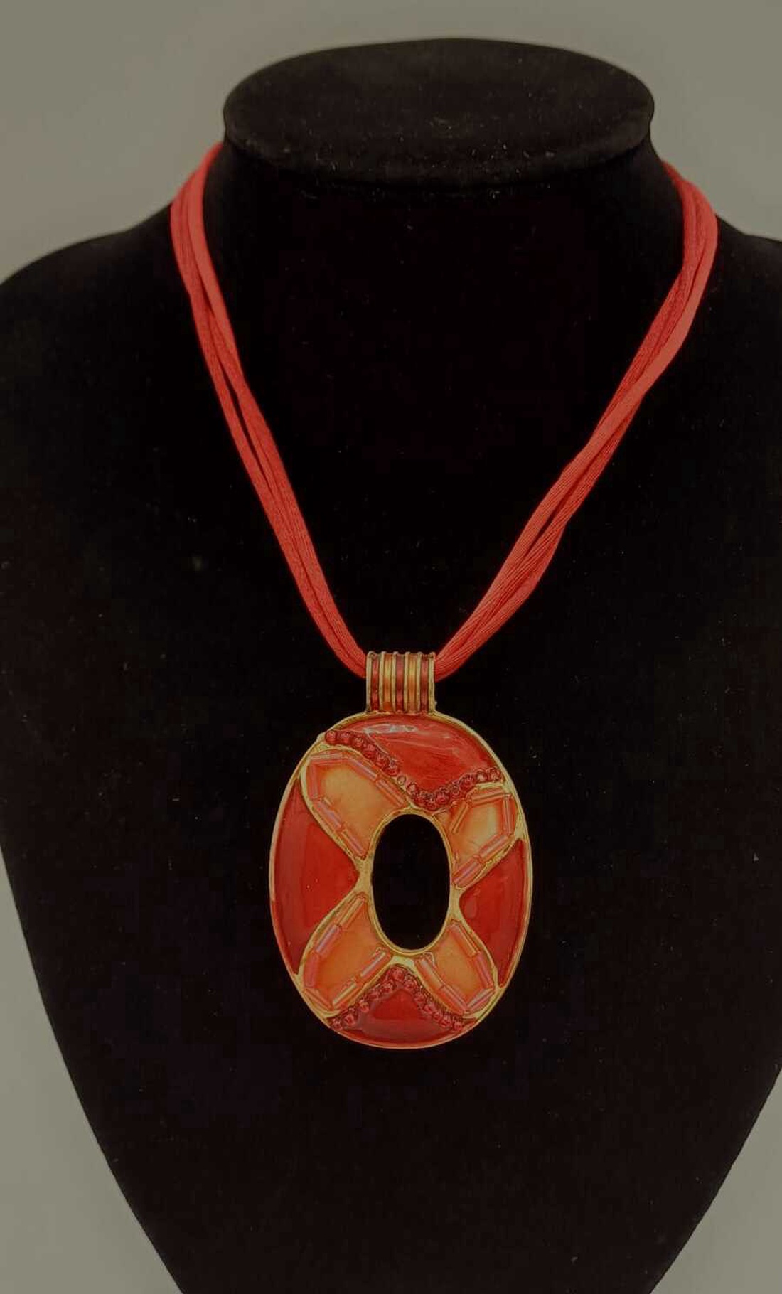 Colier vintage cu pandantiv statement, cu design oval decupat, realizat în nuanțe intense  - bijuterii - coliere - pandative - Artynos.ro