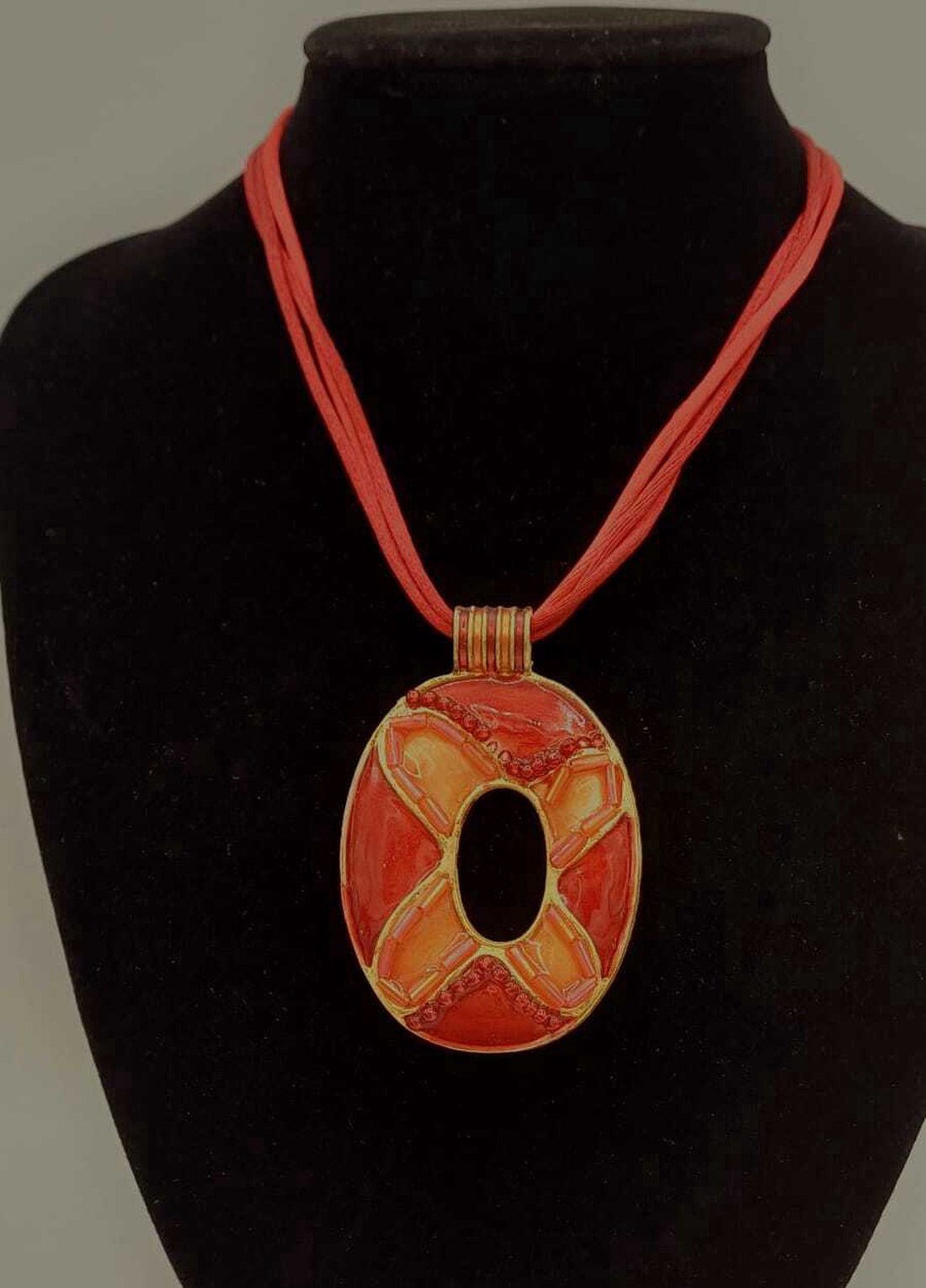 Colier vintage cu pandantiv statement, cu design oval decupat, realizat în nuanțe intense  - bijuterii - coliere - pandative - Artynos.ro