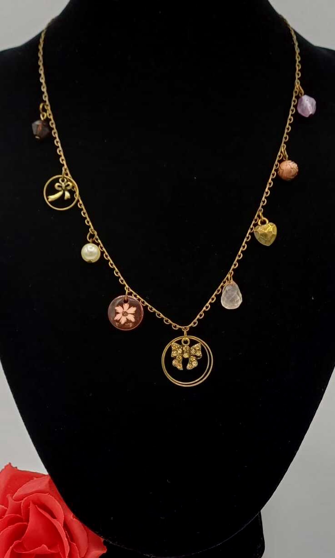 Colier vintage cu charmuri delicate, realizat pe lanț metalic în nuanță bronz antichizat. - bijuterii - coliere - coliere cu multiple șiruri - Artynos.ro