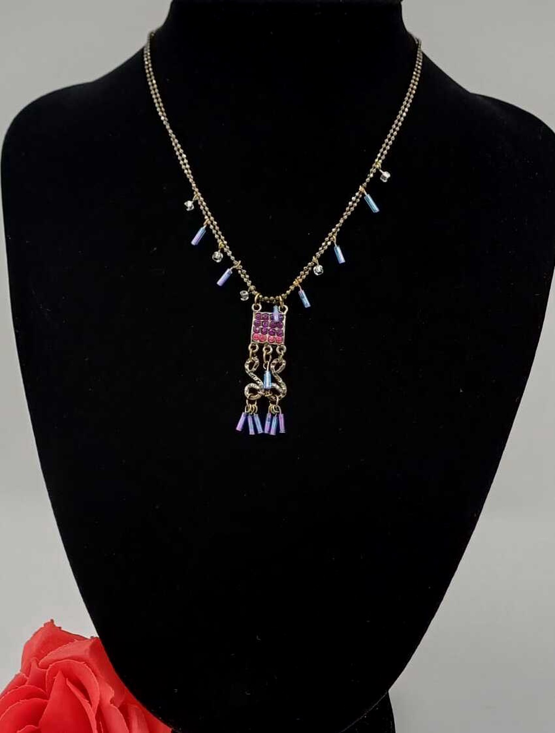 Colier elegant pe lanț negru, decorat cu pietre albastre  - bijuterii - coliere - coliere cu pandative - Artynos.ro