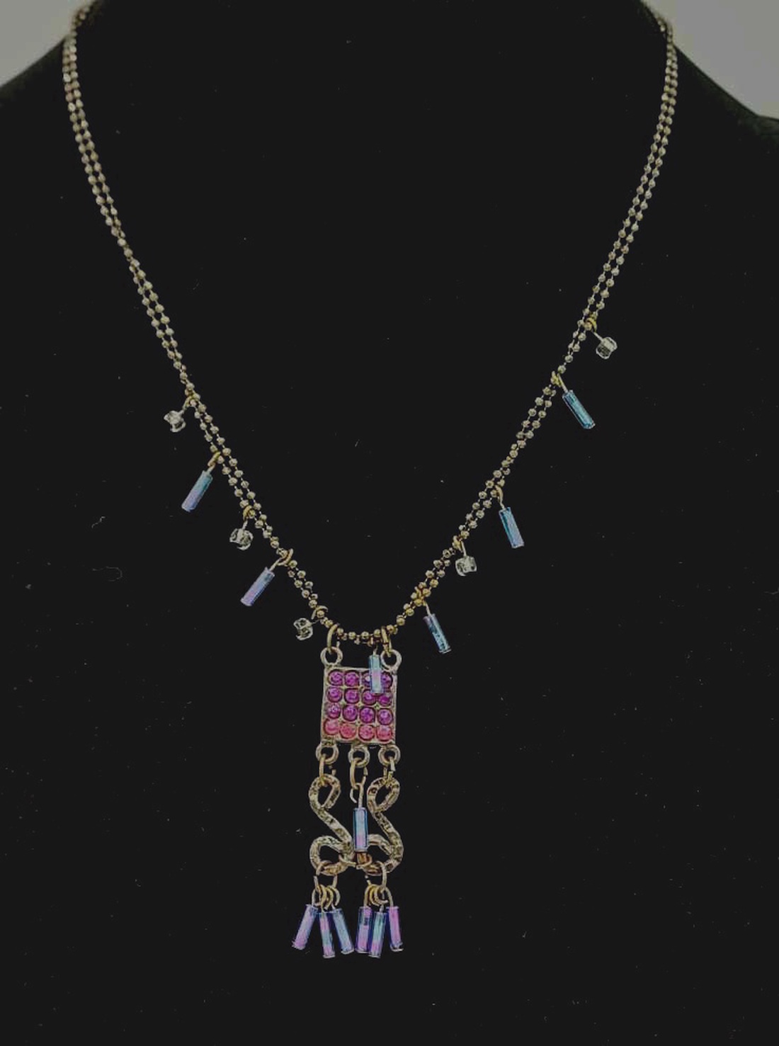 Colier elegant pe lanț negru, decorat cu pietre albastre  - bijuterii - coliere - coliere cu pandative - Artynos.ro