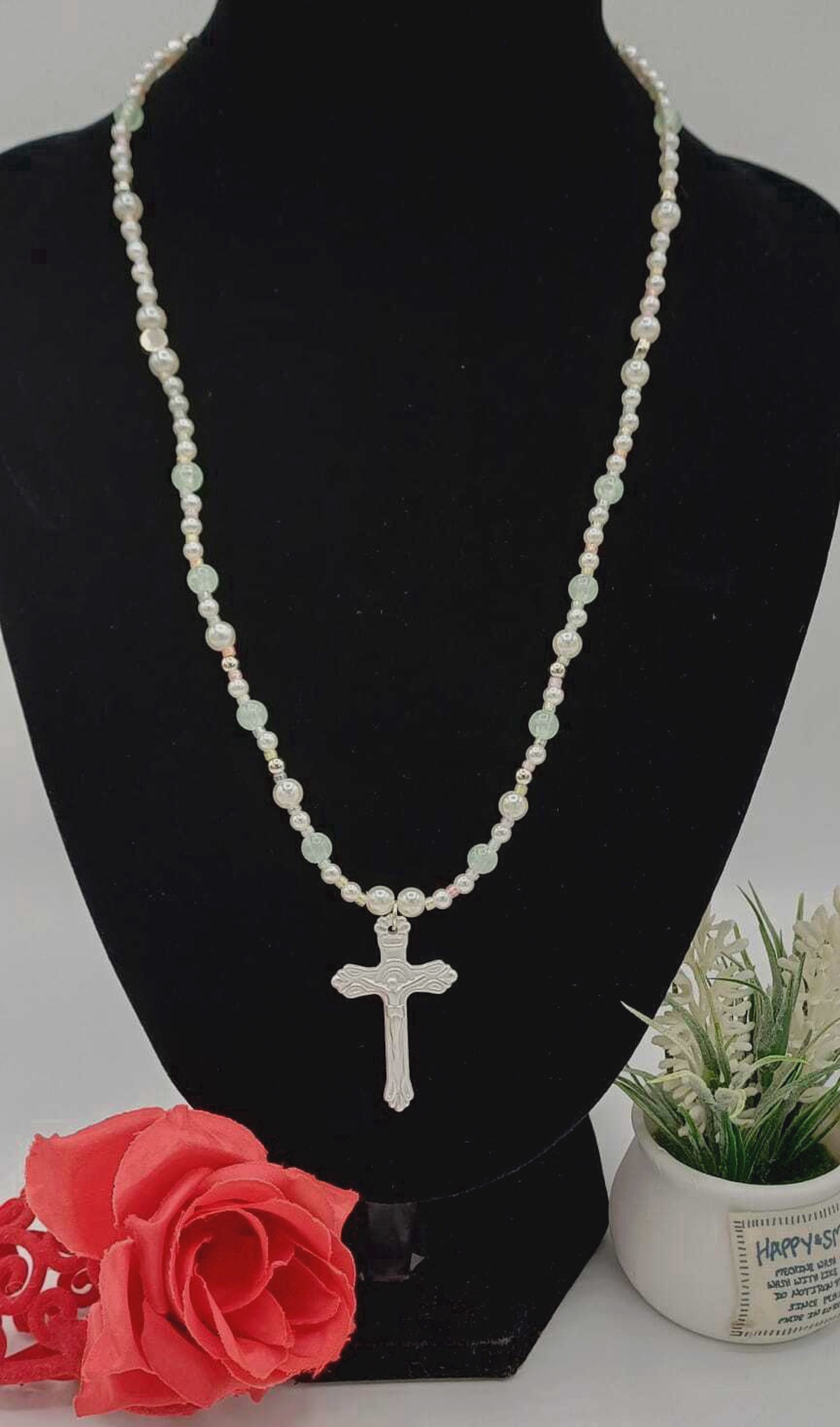 Colier elegant cu simbol religios si culori neon noaptea. - bijuterii - coliere - coliere din mărgele - Artynos.ro