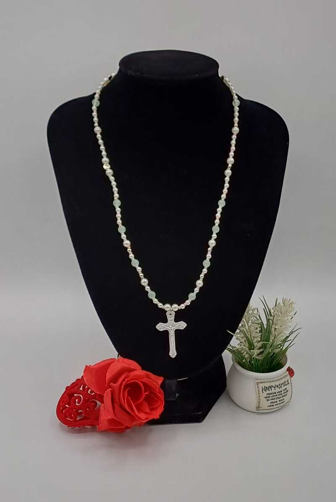 Colier elegant cu simbol religios si culori neon noaptea. - bijuterii - coliere - coliere din mărgele - Artynos.ro