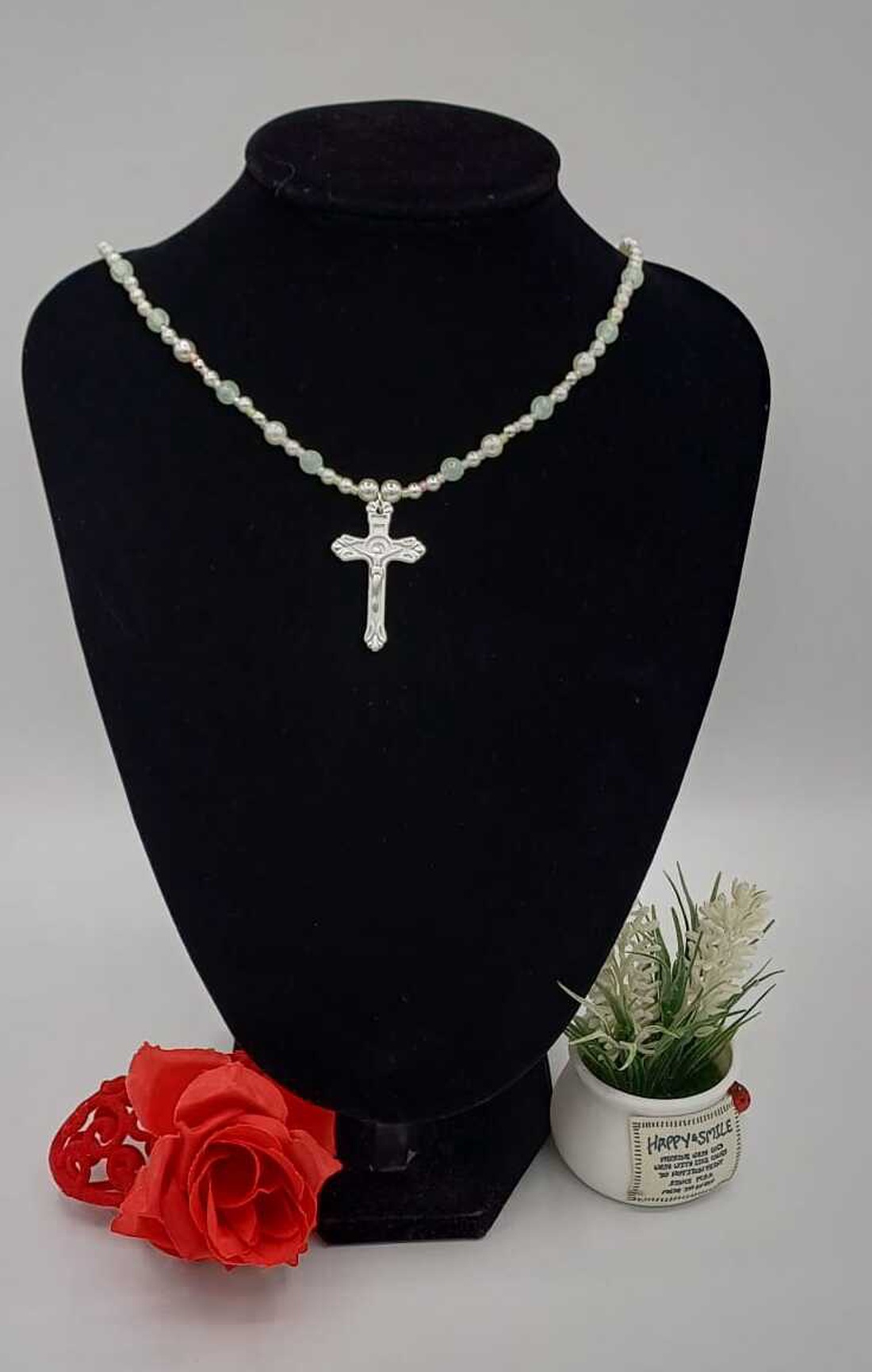 Colier elegant cu simbol religios si culori neon noaptea. - bijuterii - coliere - coliere din mărgele - Artynos.ro