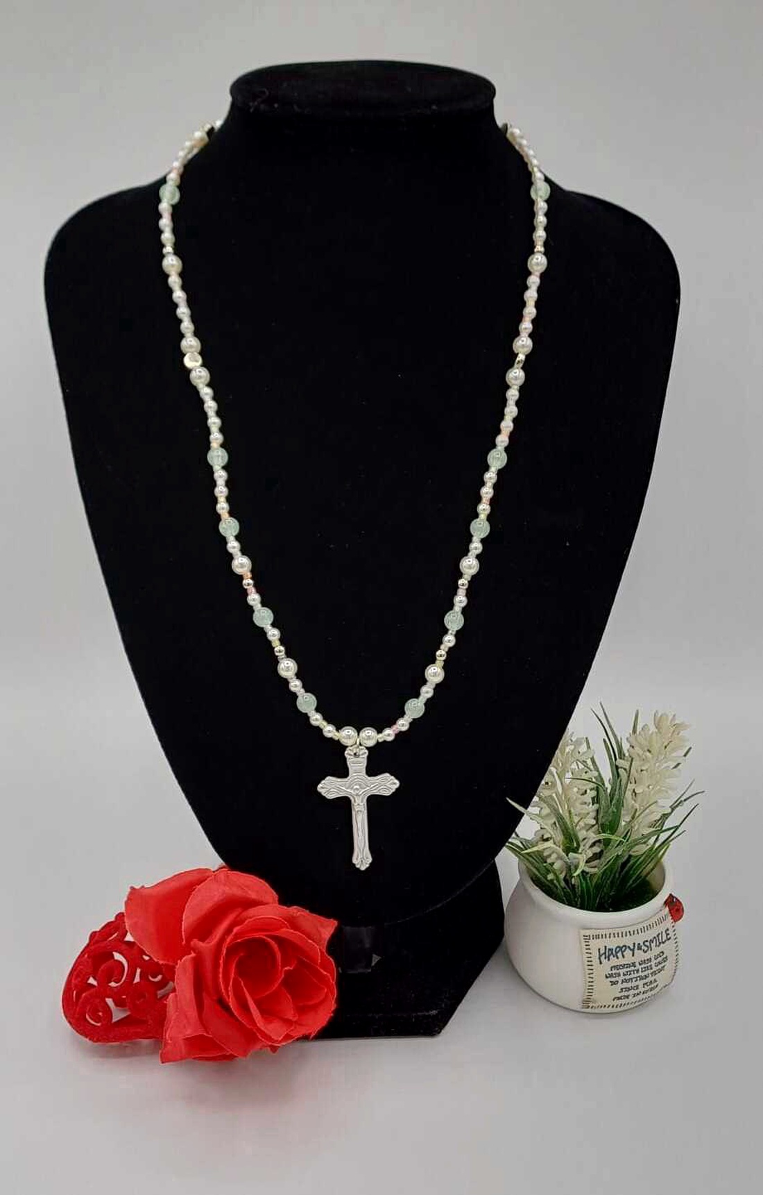 Colier elegant cu simbol religios si culori neon noaptea. - bijuterii - coliere - coliere din mărgele - Artynos.ro