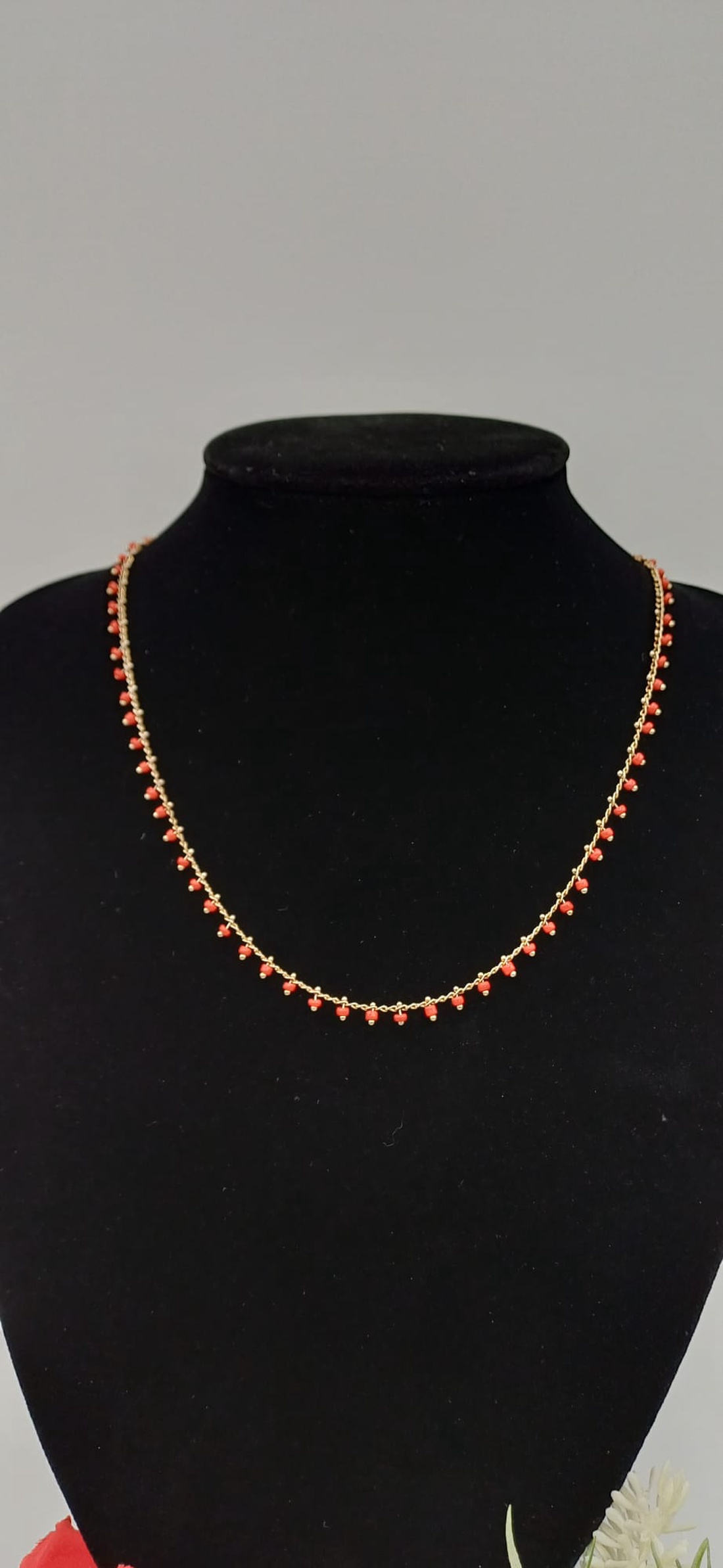 Colier delicat din metal antic, realizat manual ,într-un finisaj auriu antichizat, decorat cu mărgele mici rosii. - bijuterii - coliere - coliere din mărgele - Artynos.ro