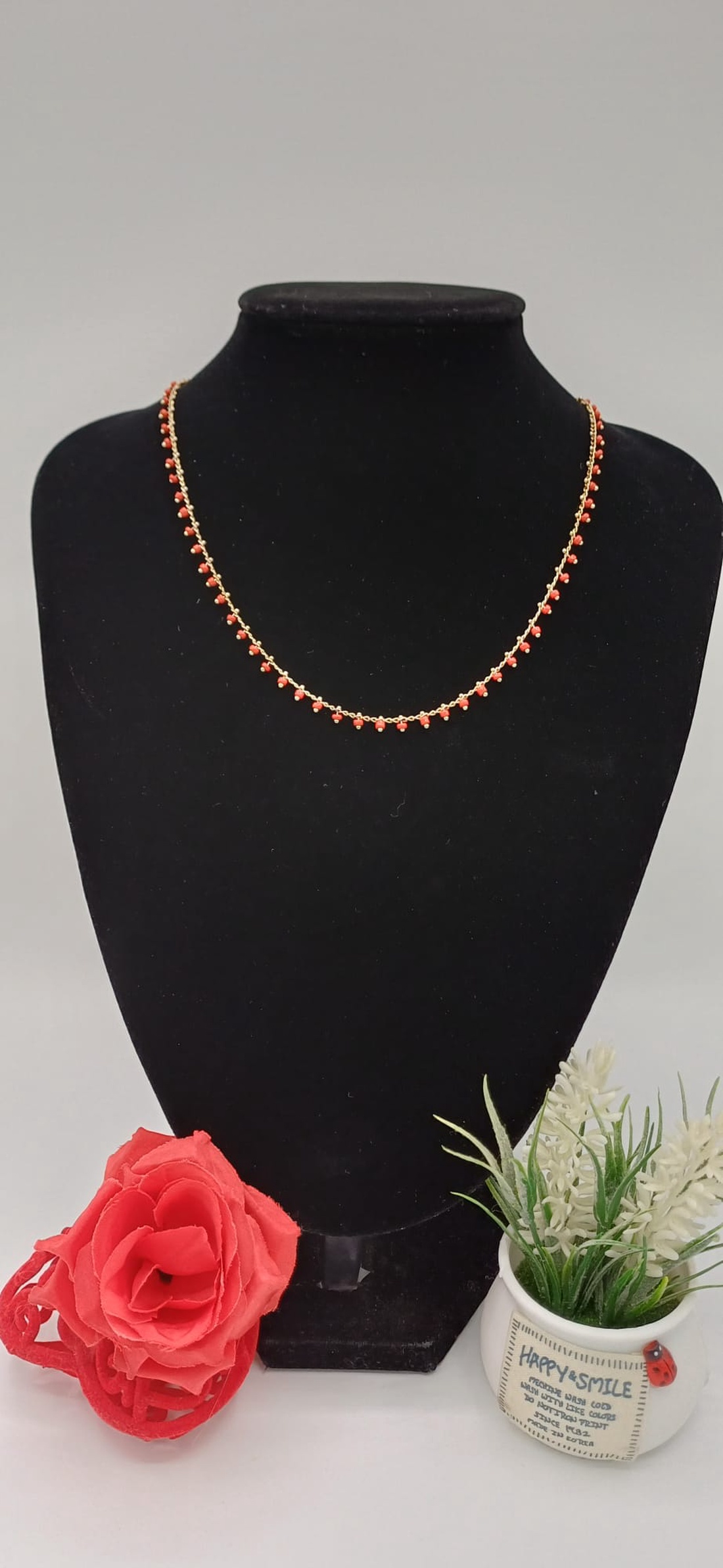 Colier delicat din metal antic, realizat manual ,într-un finisaj auriu antichizat, decorat cu mărgele mici rosii. - bijuterii - coliere - coliere din mărgele - Artynos.ro