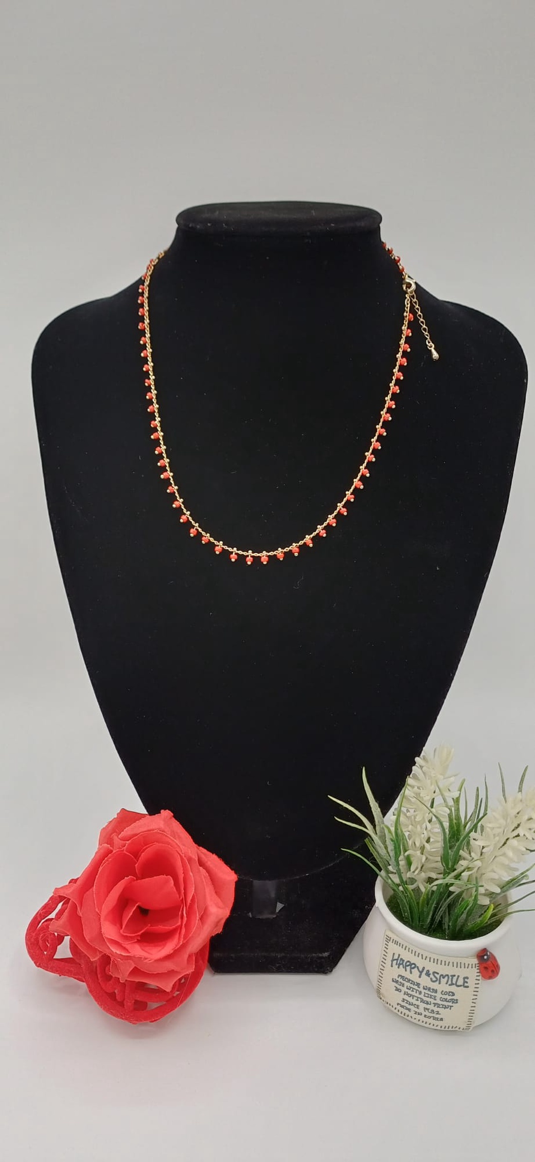 Colier delicat din metal antic, realizat manual ,într-un finisaj auriu antichizat, decorat cu mărgele mici rosii. - bijuterii - coliere - coliere din mărgele - Artynos.ro