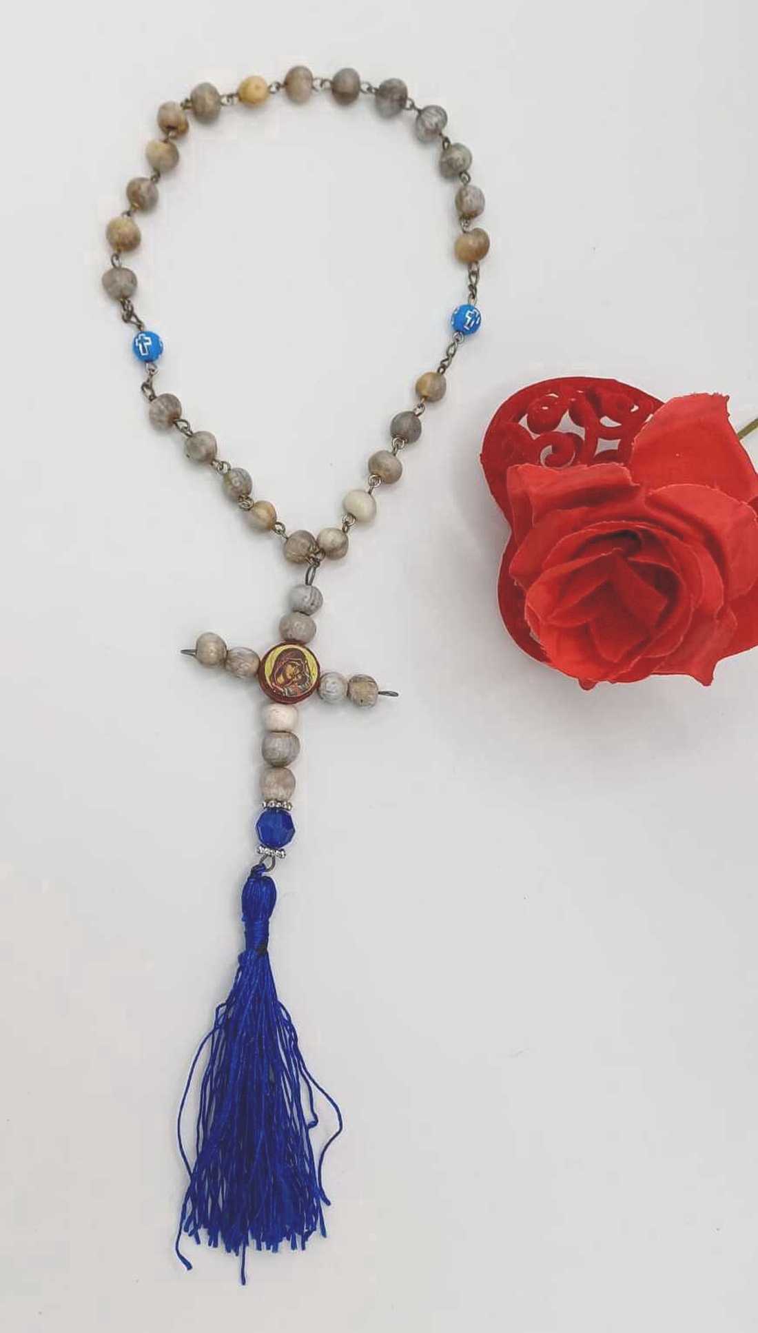 Mătănie/rozariu cu aspect tradițional, realizată din mărgele rotunde din lemn în nuanțe naturale de bej și gri - casă & stil de viață - accesorii religioase - cruce - Artynos.ro