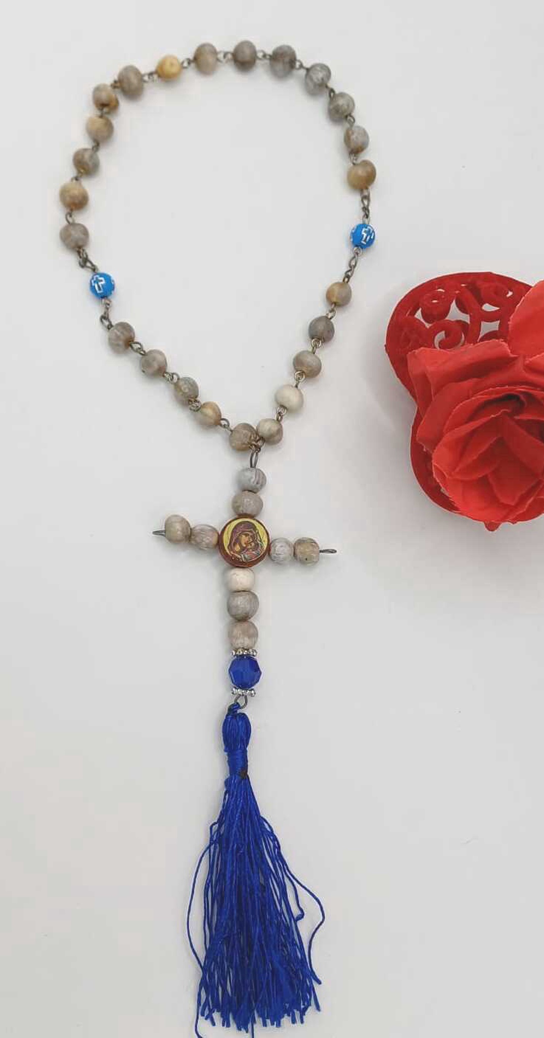 Mătănie/rozariu cu aspect tradițional, realizată din mărgele rotunde din lemn în nuanțe naturale de bej și gri - casă & stil de viață - accesorii religioase - cruce - Artynos.ro