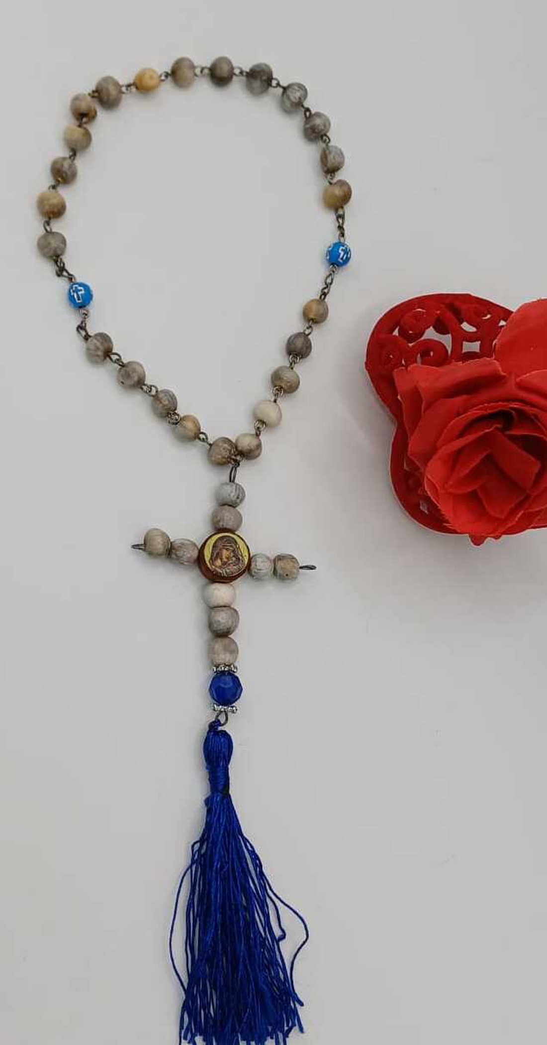 Mătănie/rozariu cu aspect tradițional, realizată din mărgele rotunde din lemn în nuanțe naturale de bej și gri - casă & stil de viață - accesorii religioase - cruce - Artynos.ro
