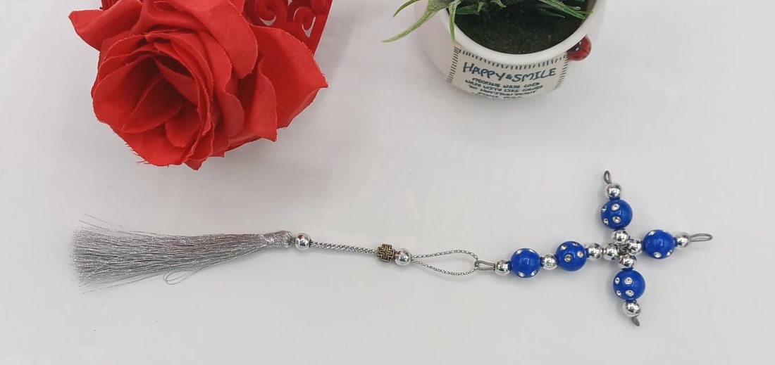 Cruce realizată din mărgele decorative în nuanță de albastru intens si argintiu. - casă & stil de viață - accesorii religioase - binecuvântarea casei - Artynos.ro