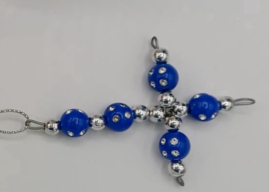 Cruce realizată din mărgele decorative în nuanță de albastru intens si argintiu. - casă & stil de viață - accesorii religioase - binecuvântarea casei - Artynos.ro