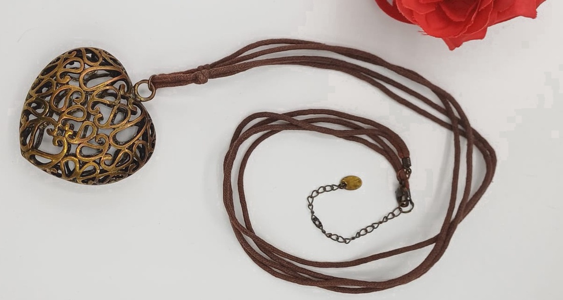 Colier cu pandantiv inimă vintage � șiret din piele naturală. - bijuterii - coliere - coliere cu pandative - Artynos.ro