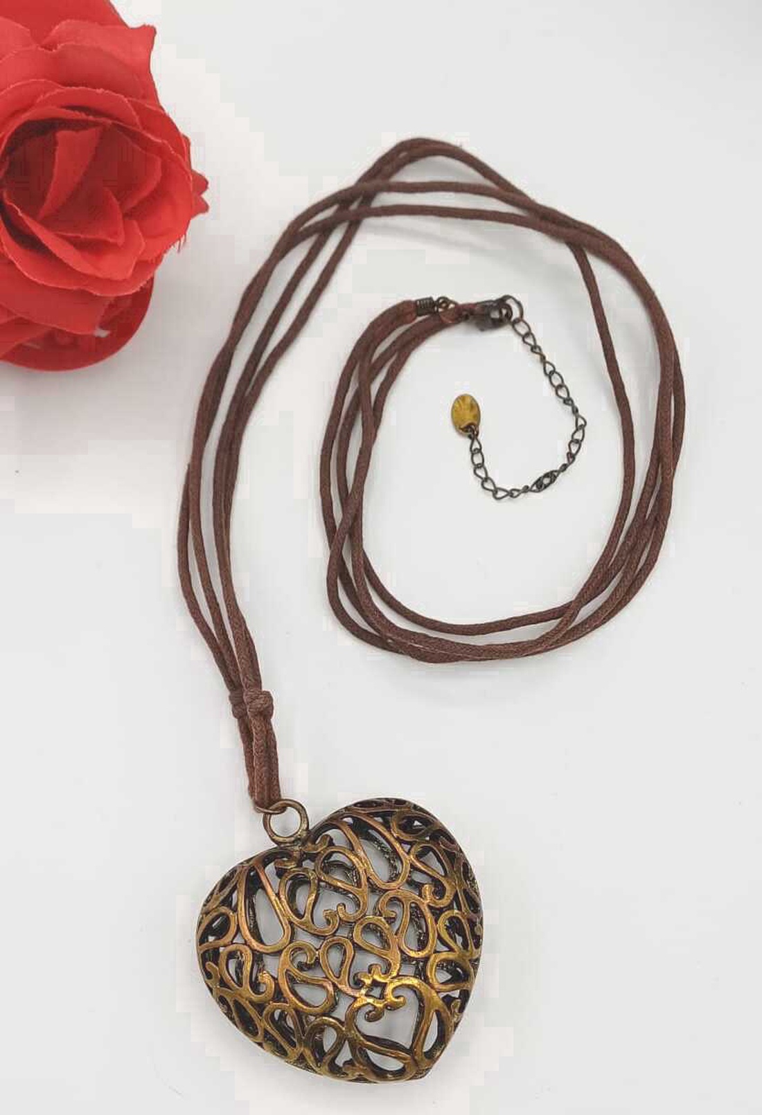 Colier cu pandantiv inimă vintage � șiret din piele naturală. - bijuterii - coliere - coliere cu pandative - Artynos.ro