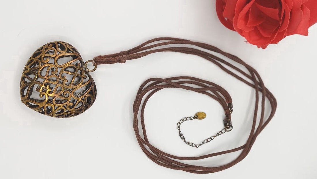 Colier cu pandantiv inimă vintage � șiret din piele naturală. - bijuterii - coliere - coliere cu pandative - Artynos.ro