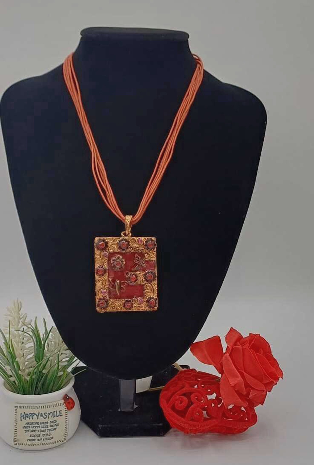 Colier deosebit, cu design elegant și accente vintage - bijuterii - coliere - pandative - Artynos.ro