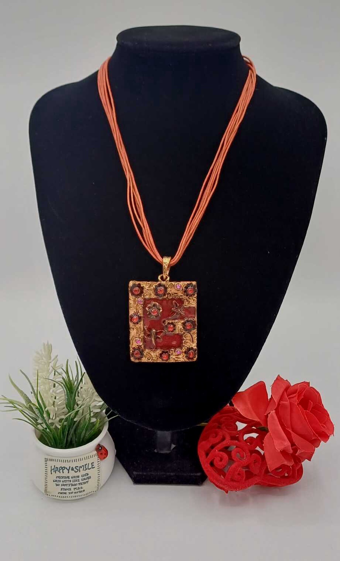 Colier deosebit, cu design elegant și accente vintage - bijuterii - coliere - pandative - Artynos.ro