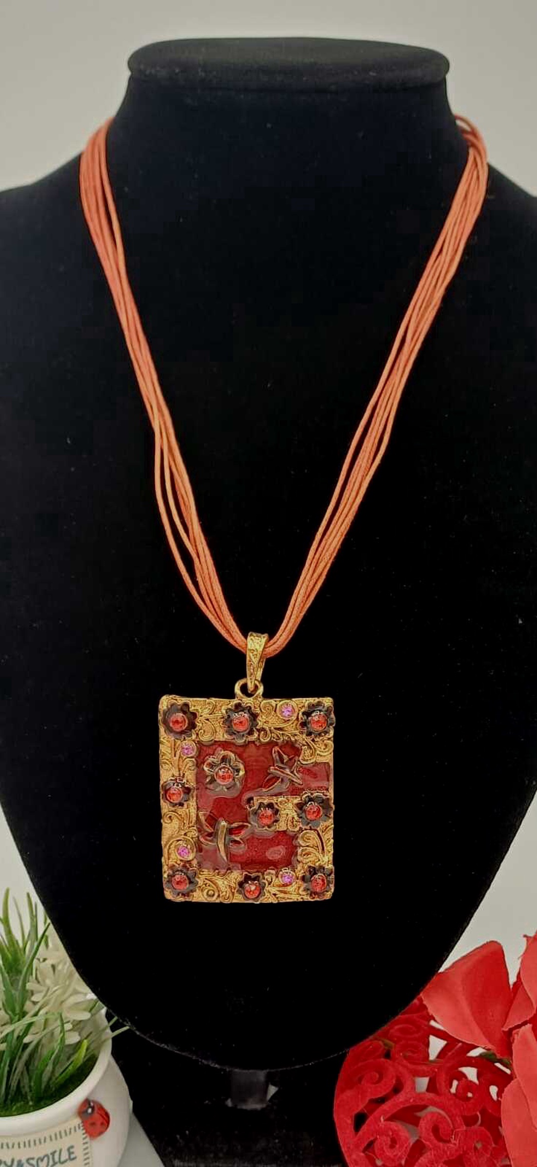 Colier deosebit, cu design elegant și accente vintage - bijuterii - coliere - pandative - Artynos.ro