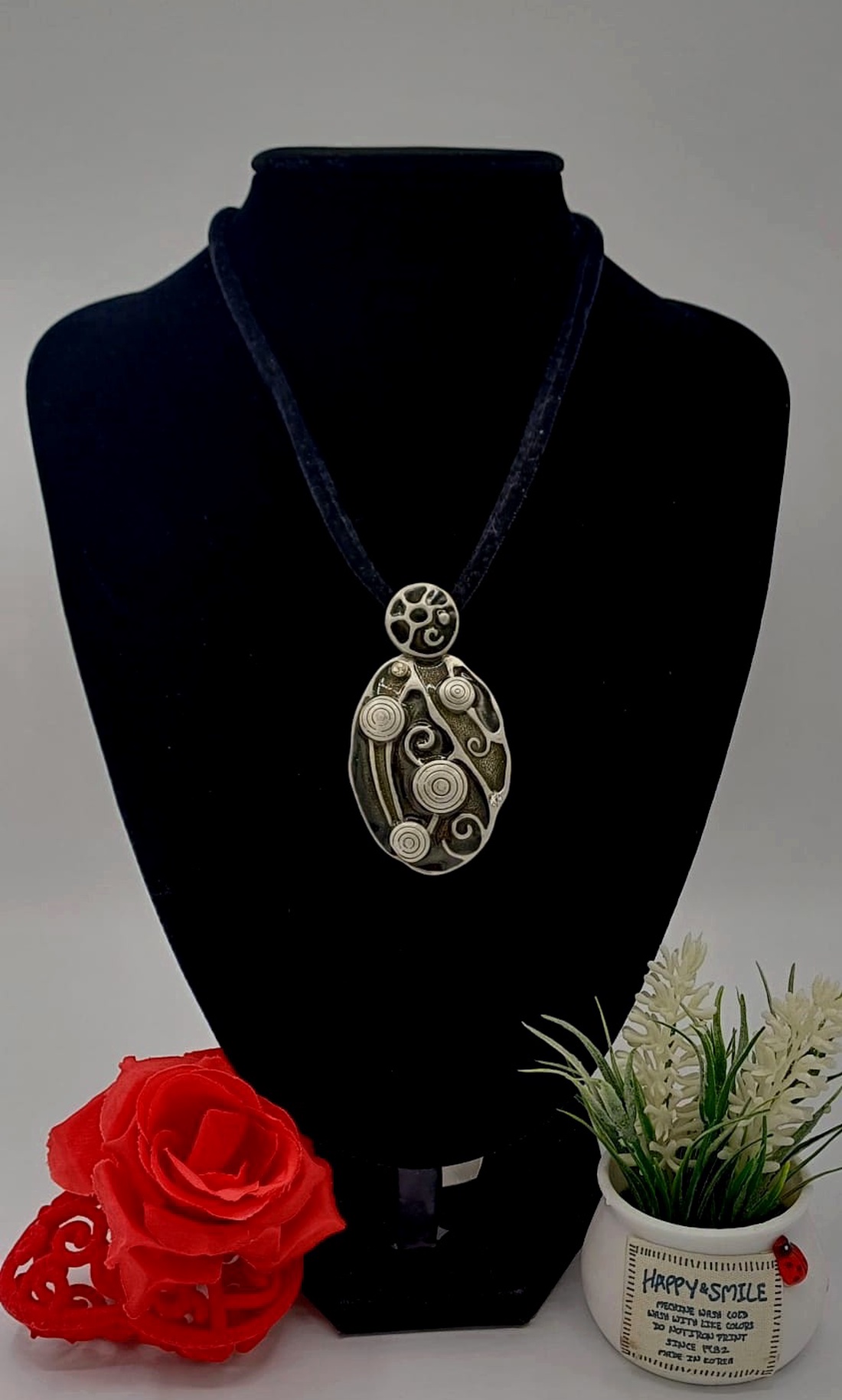 Colier tip choker cu pandantiv metalic � stil vintage-modern, cu siret catifelat. - bijuterii - coliere - pandative - Artynos.ro