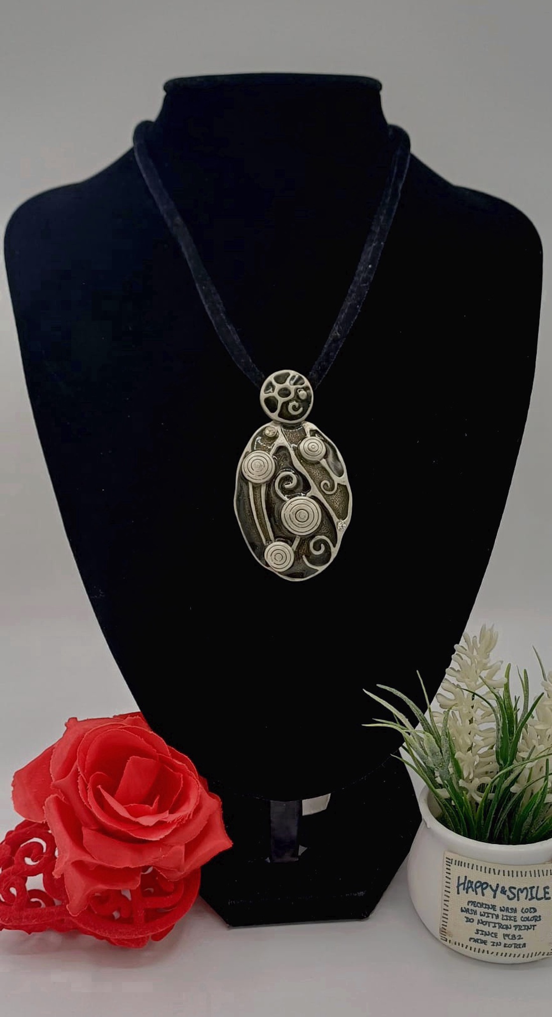 Colier tip choker cu pandantiv metalic � stil vintage-modern, cu siret catifelat. - bijuterii - coliere - pandative - Artynos.ro