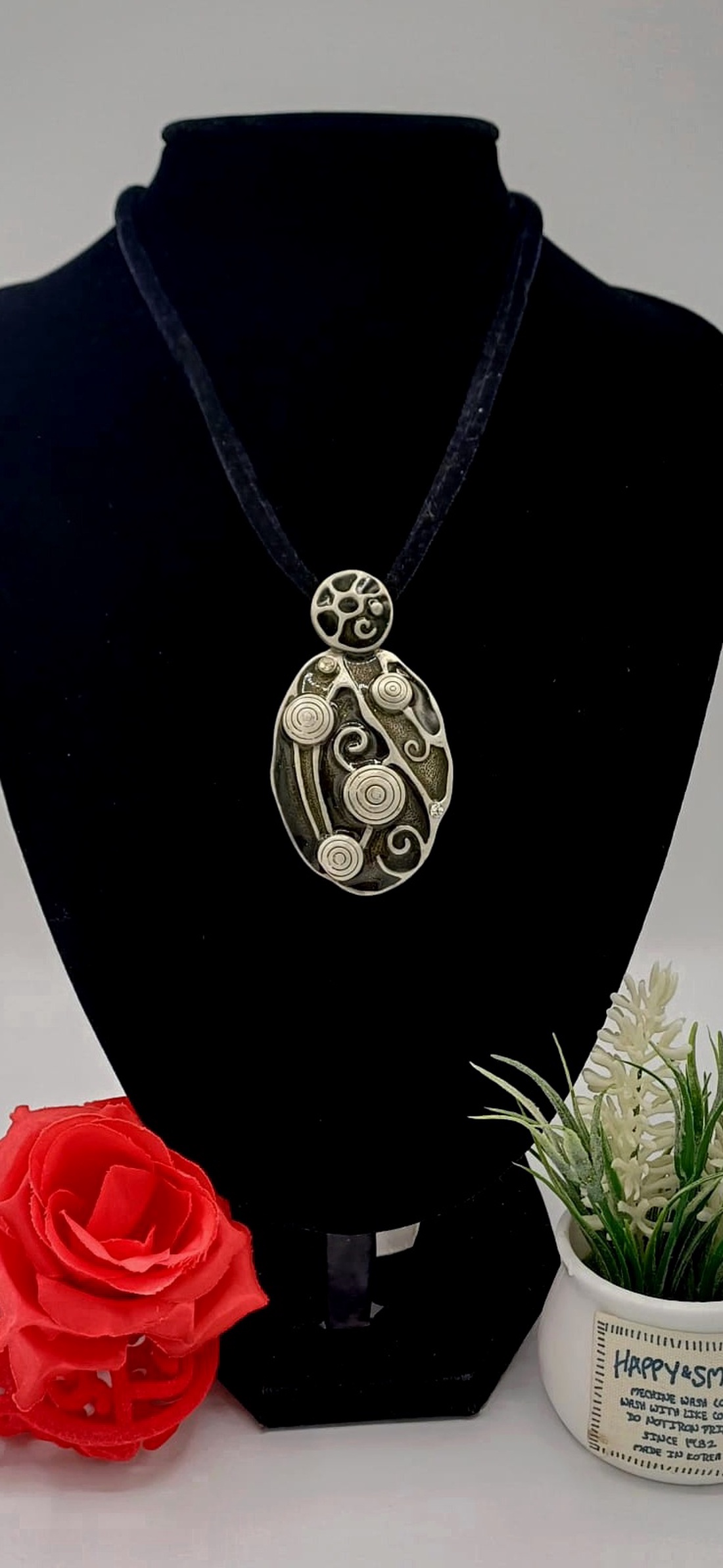 Colier tip choker cu pandantiv metalic � stil vintage-modern, cu siret catifelat. - bijuterii - coliere - pandative - Artynos.ro