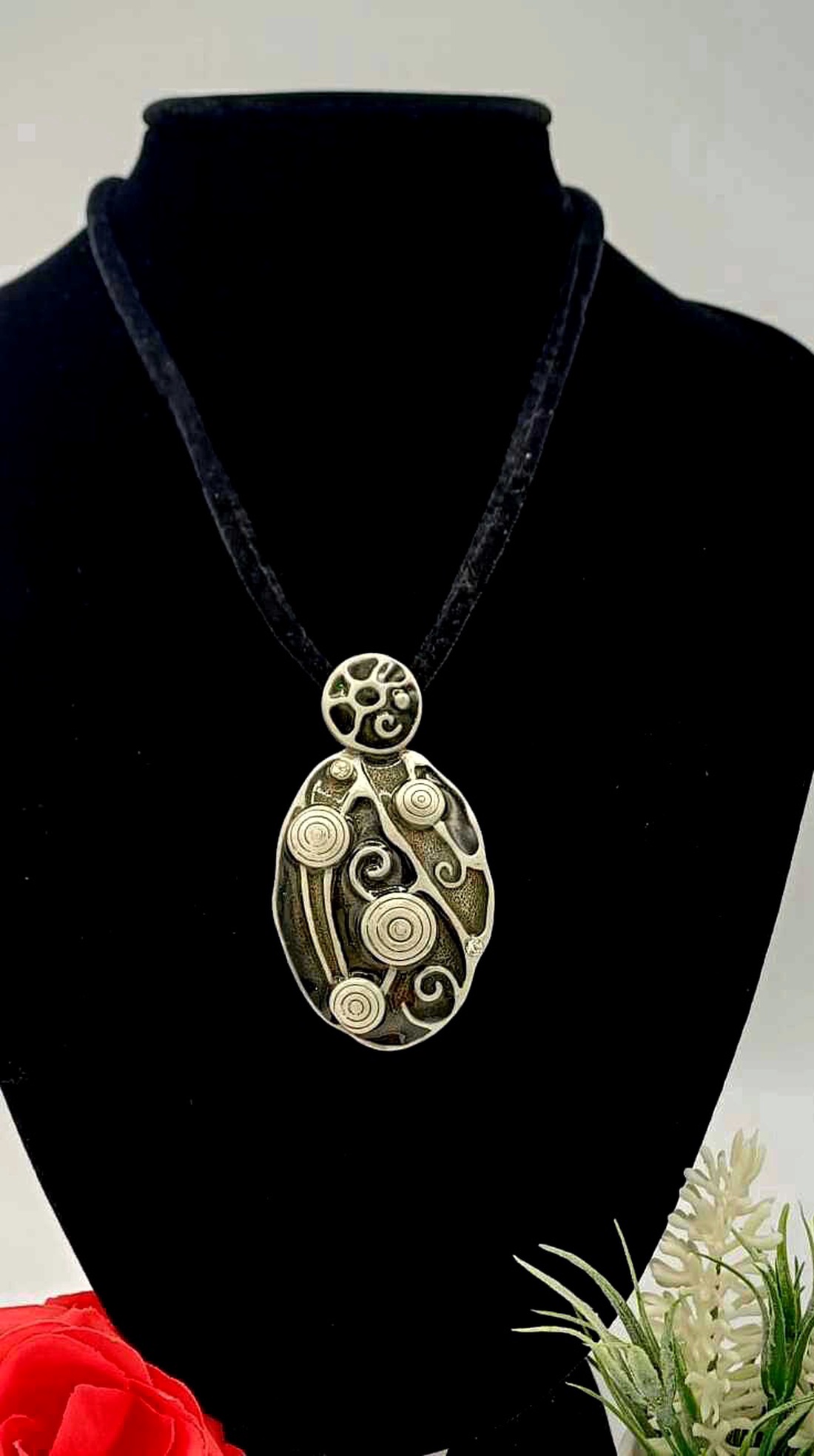 Colier tip choker cu pandantiv metalic � stil vintage-modern, cu siret catifelat. - bijuterii - coliere - pandative - Artynos.ro