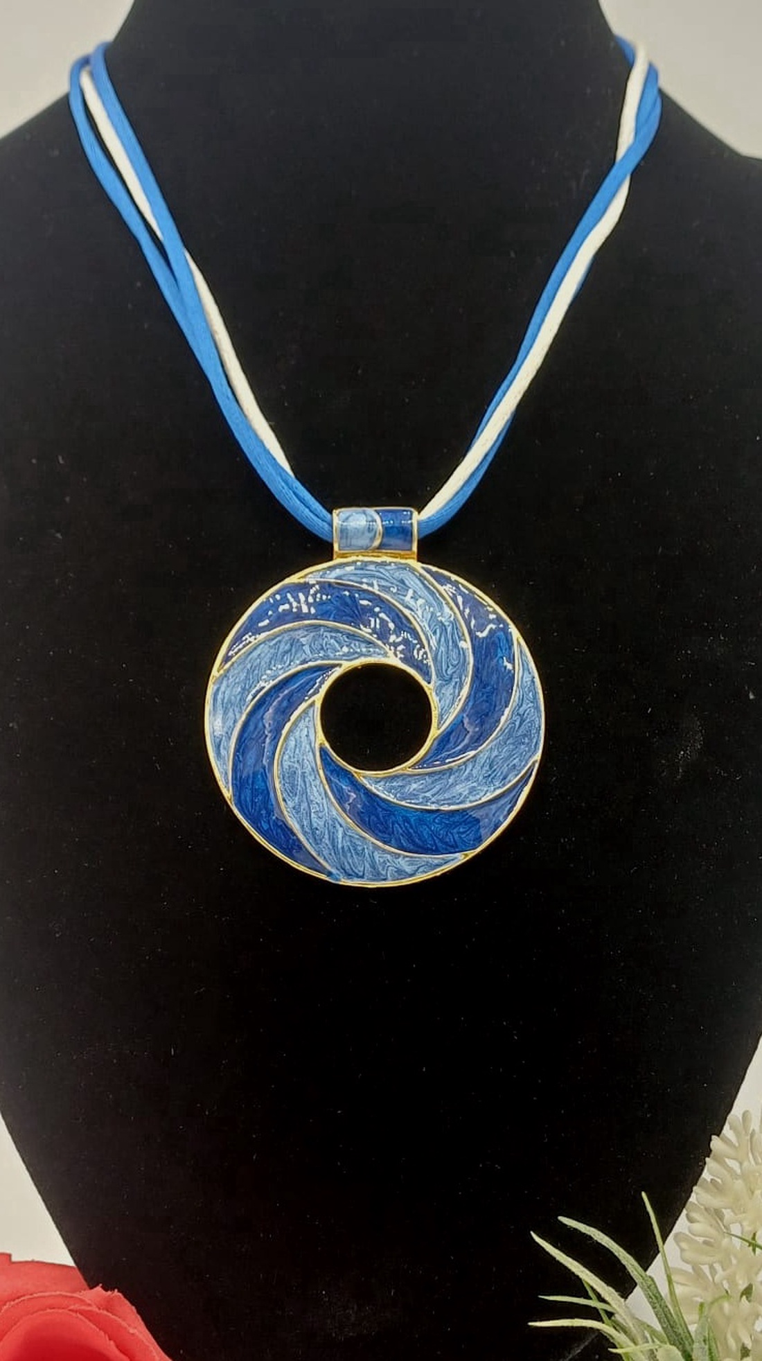 Colier statement cu pandantiv circular � nuanțe de albastru si turqoise - bijuterii - coliere - pandative - Artynos.ro