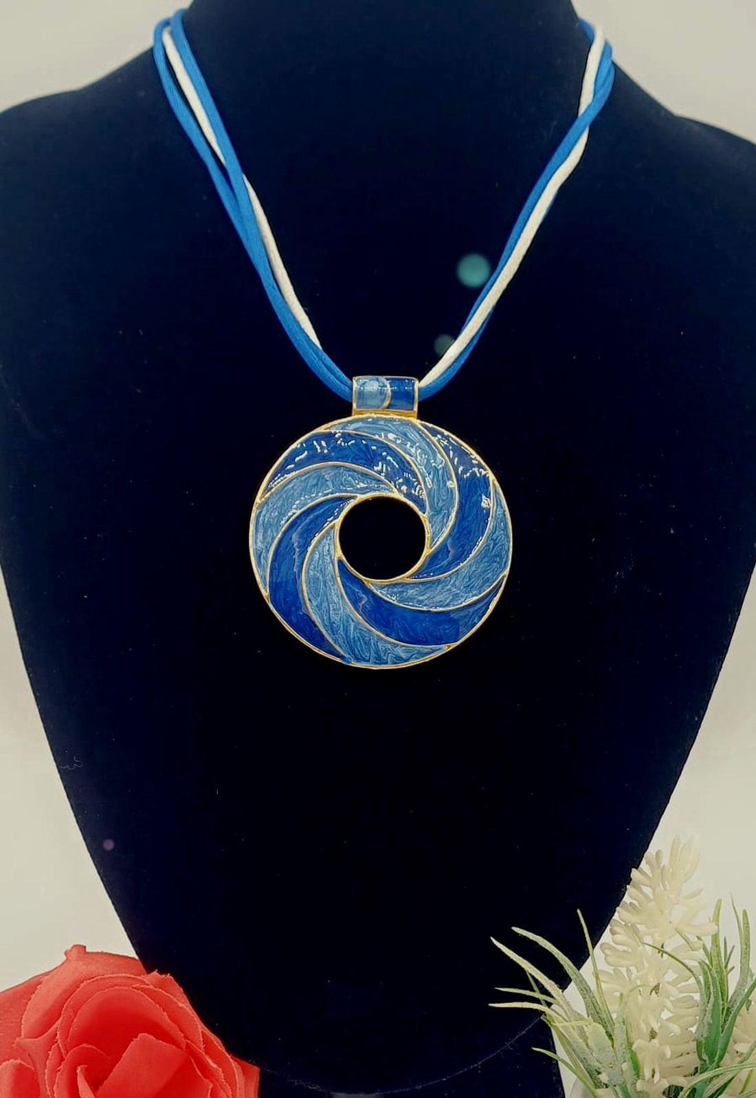 Colier statement cu pandantiv circular � nuanțe de albastru si turqoise - bijuterii - coliere - pandative - Artynos.ro