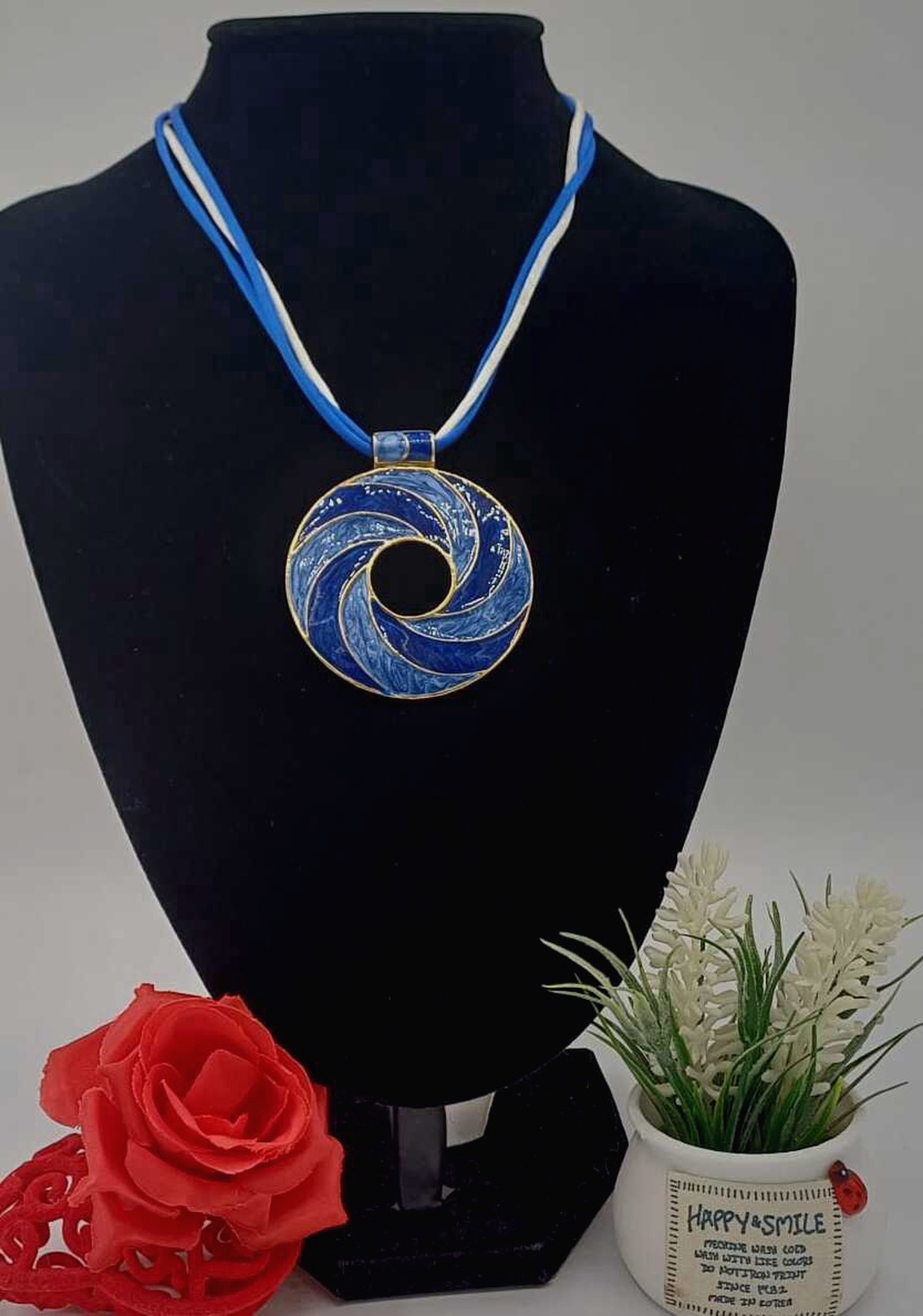 Colier statement cu pandantiv circular � nuanțe de albastru si turqoise - bijuterii - coliere - pandative - Artynos.ro