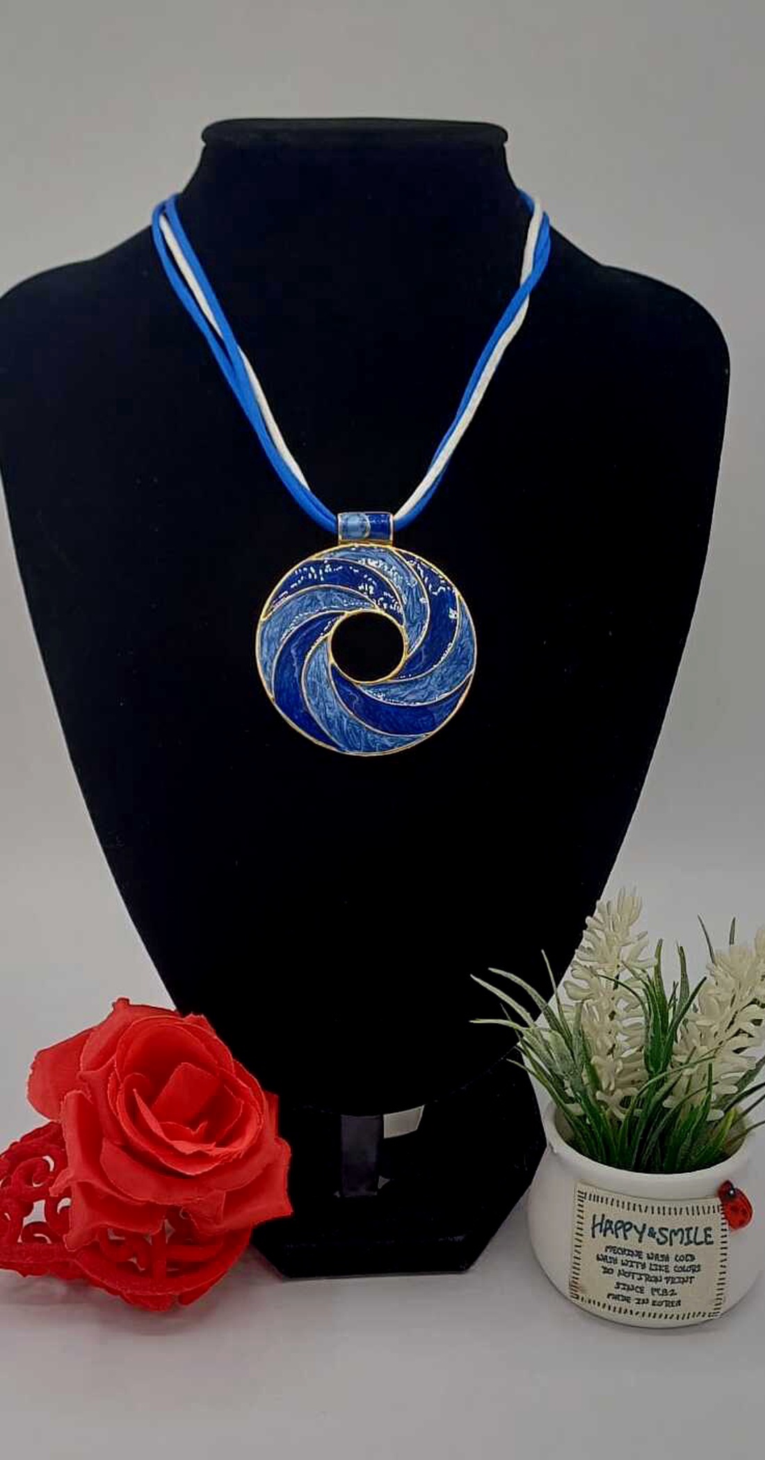 Colier statement cu pandantiv circular � nuanțe de albastru si turqoise - bijuterii - coliere - pandative - Artynos.ro