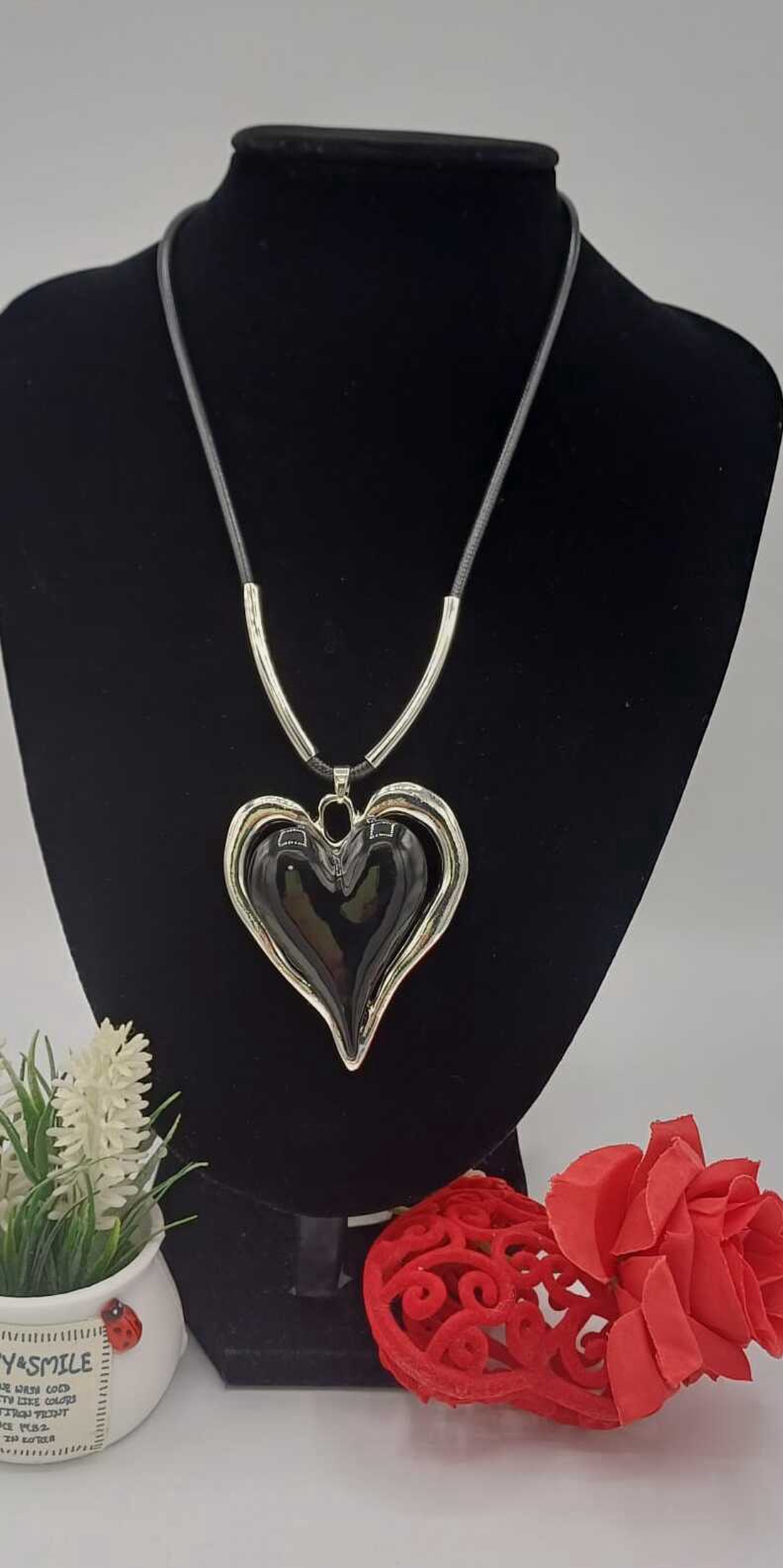 Colier elegant cu pandantiv inimă � negru ,argintiu Colier modern și rafinat. - bijuterii - coliere - coliere cu pandative - Artynos.ro