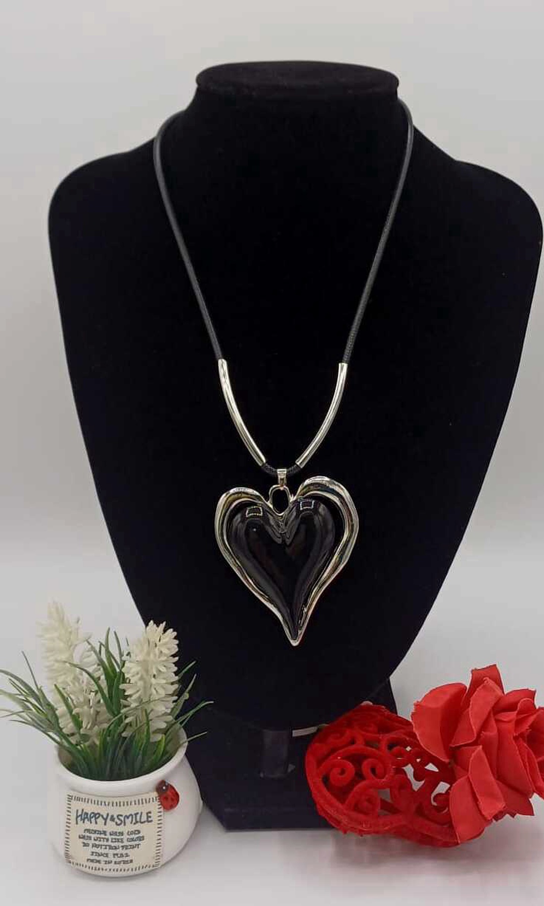 Colier elegant cu pandantiv inimă � negru ,argintiu Colier modern și rafinat. - bijuterii - coliere - coliere cu pandative - Artynos.ro