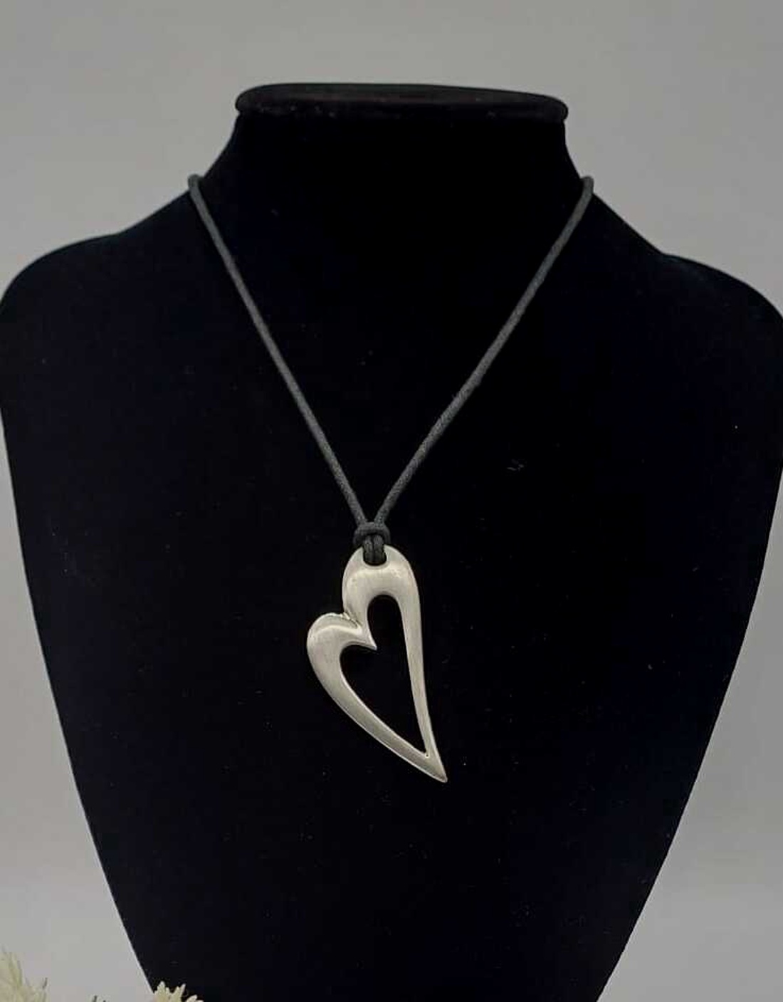 Colier minimalist cu pandantiv inimă stilizată - bijuterii - coliere - coliere cu pandative - Artynos.ro