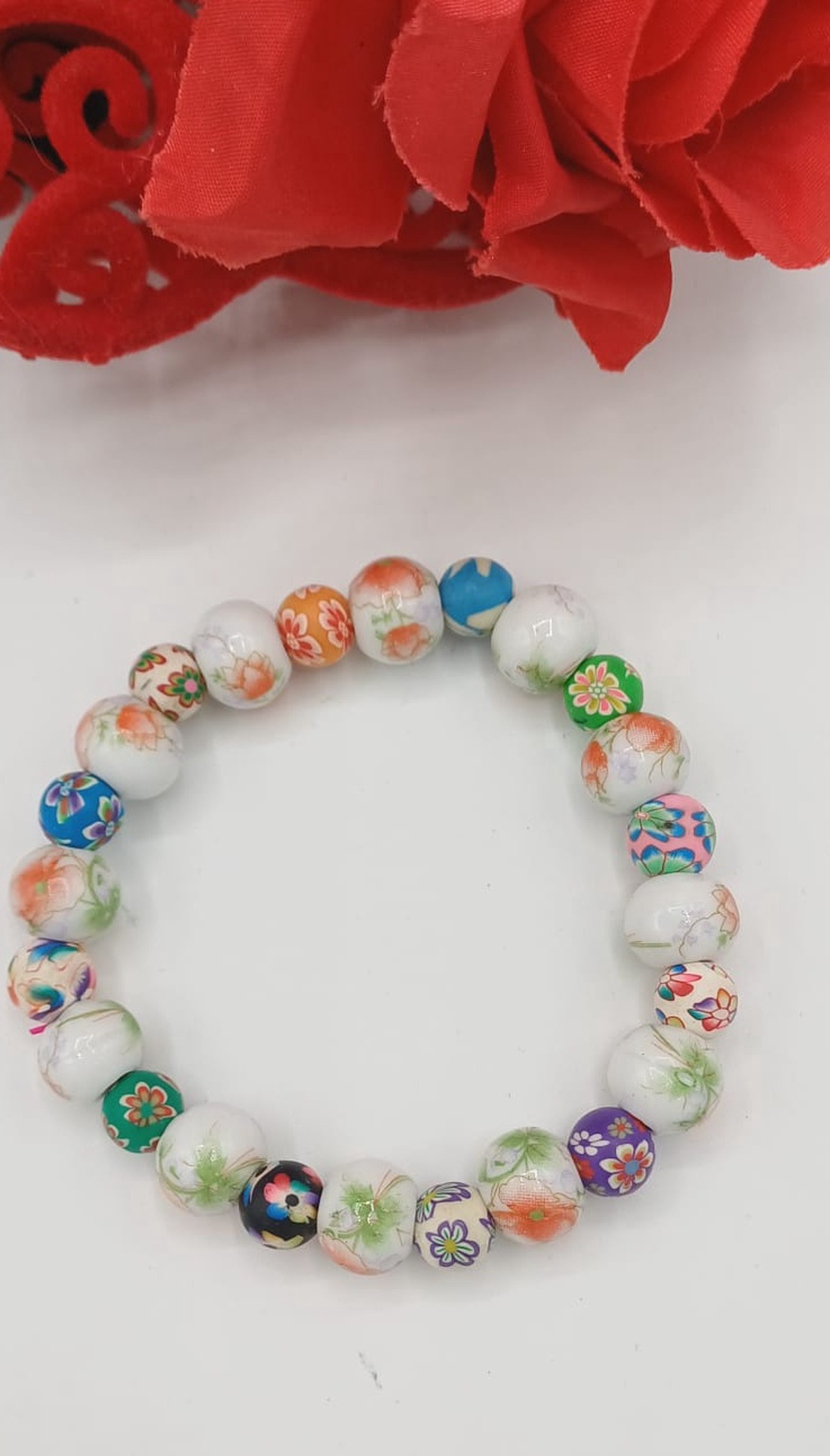 Brățară veselă cu perle florale, realizată dintr-o combinație armonioasă de perle din ceramica. - bijuterii - brățări - brățări din perle - Artynos.ro