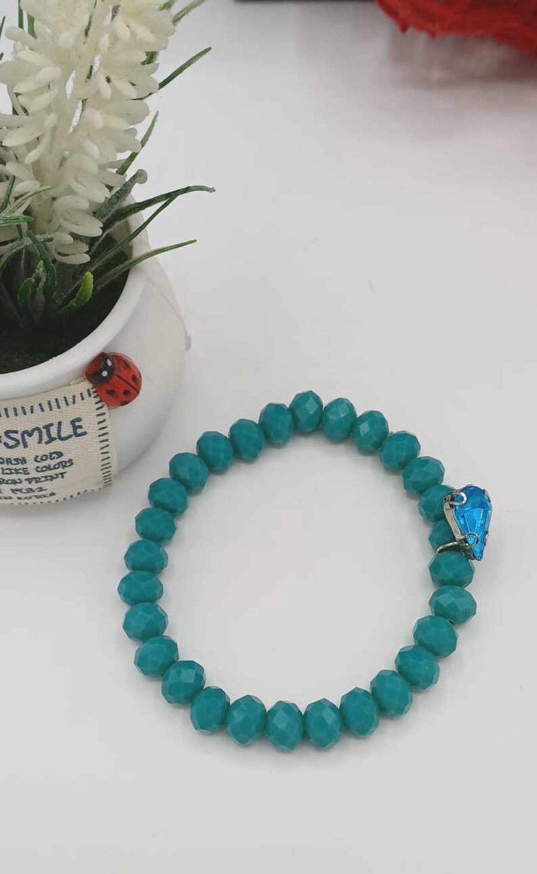 Brățară din mărgele de sticlă fațetată, în nuanțe intense de turcoaz, cu un luciu delicat. - bijuterii - brățări - brățări din perle - Artynos.ro