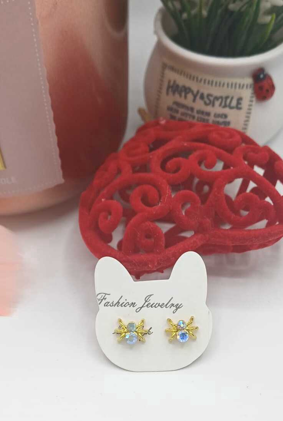 Cercei mici tip stud, cu design delicat în formă de păianjen, realizați din metal auriu cu pietre cameleon. -  - Artynos.ro