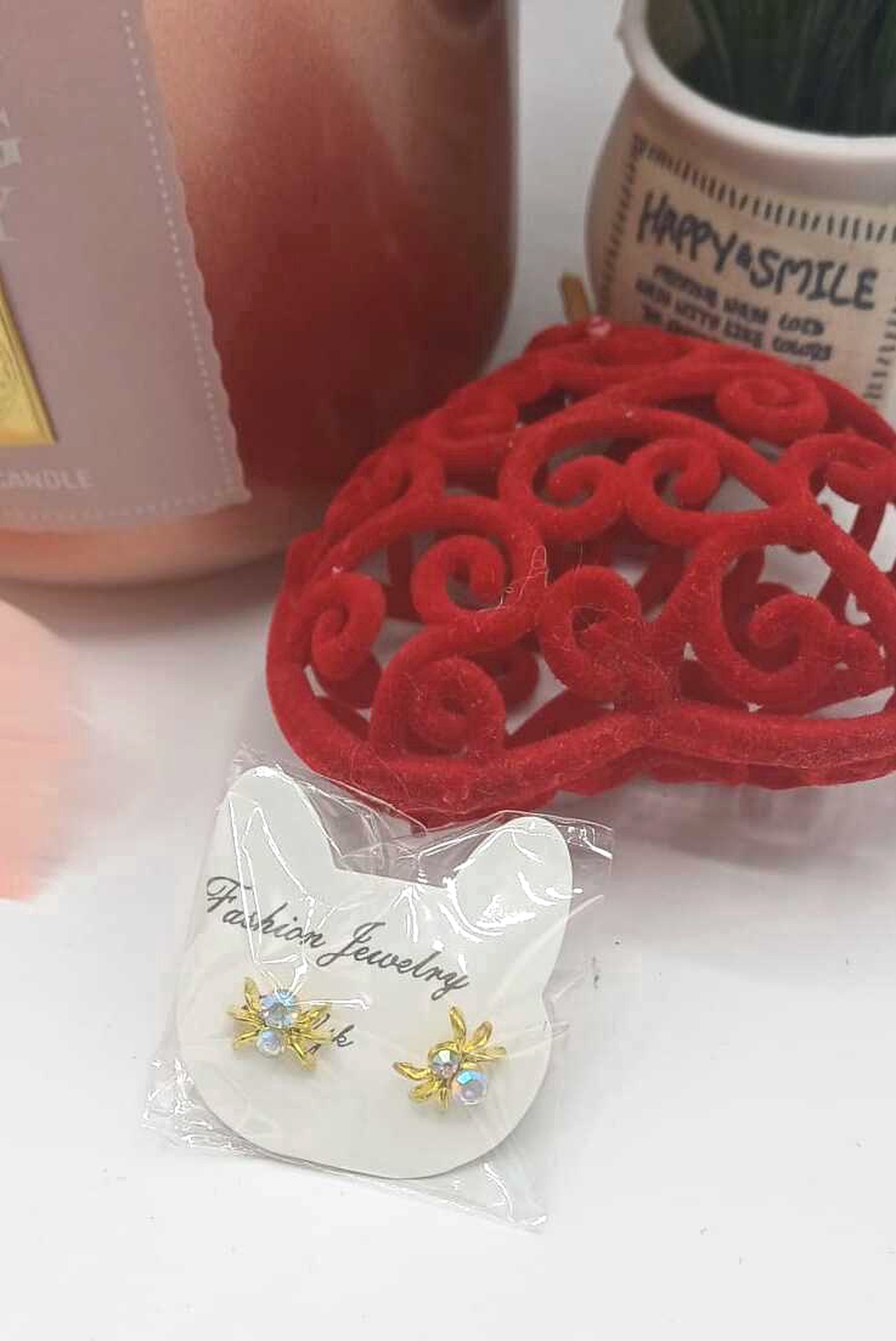 Cercei mici tip stud, cu design delicat în formă de păianjen, realizați din metal auriu cu pietre cameleon. -  - Artynos.ro