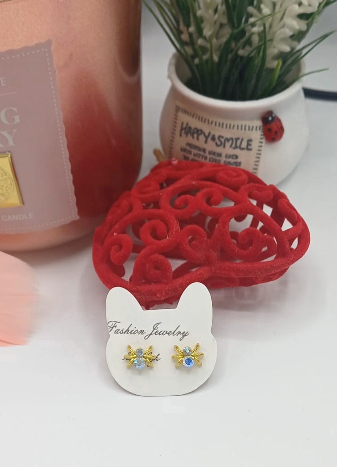 Cercei mici tip stud, cu design delicat în formă de păianjen, realizați din metal auriu cu pietre cameleon. -  - Artynos.ro