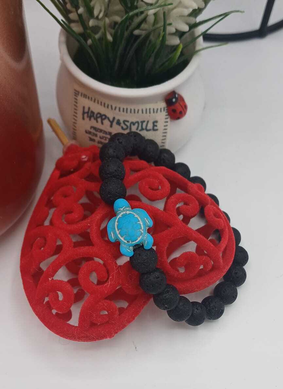  Mărgelele negre: piatră vulcanică (lavă naturală.Pandantivul broască țestoasă: piatră reconstituită / compozit mineral - bijuterii - brățări - brățări din pietre semiprețioase - Artynos.ro