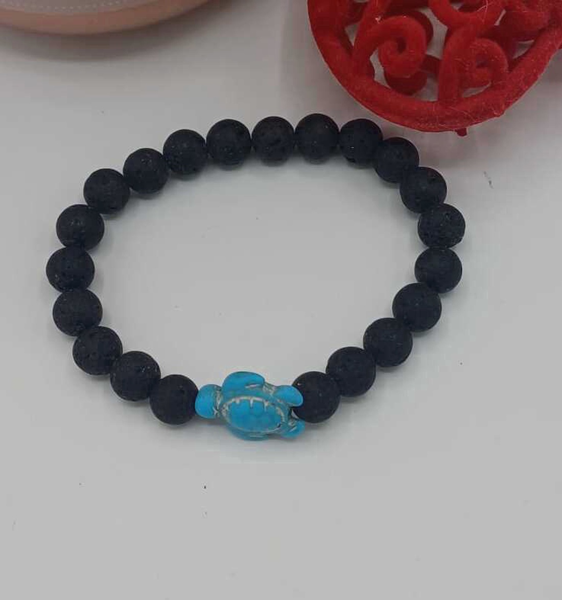  Mărgelele negre: piatră vulcanică (lavă naturală.Pandantivul broască țestoasă: piatră reconstituită / compozit mineral - bijuterii - brățări - brățări din pietre semiprețioase - Artynos.ro