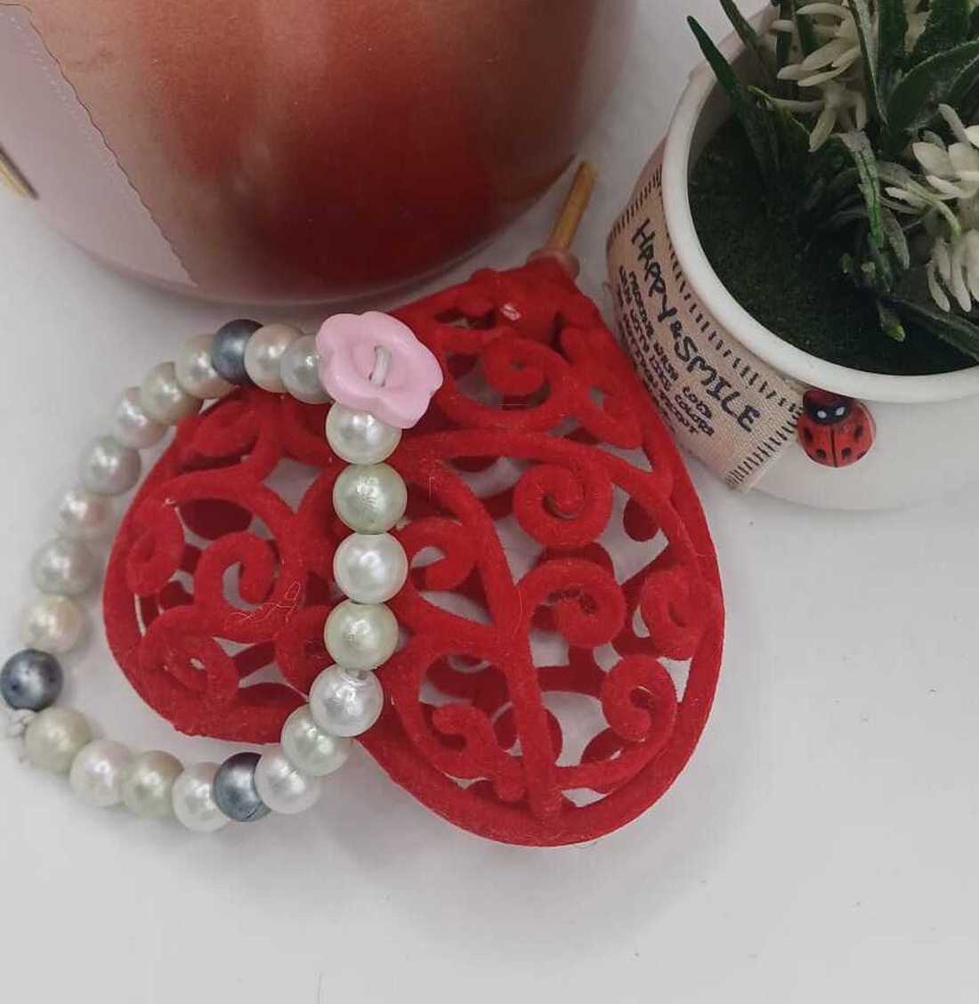 Brățară delicată realizată din perle cu aspect sidefat, în nuanțe fine de alb lăptos - bijuterii - brățări - brățări din mărgele - Artynos.ro