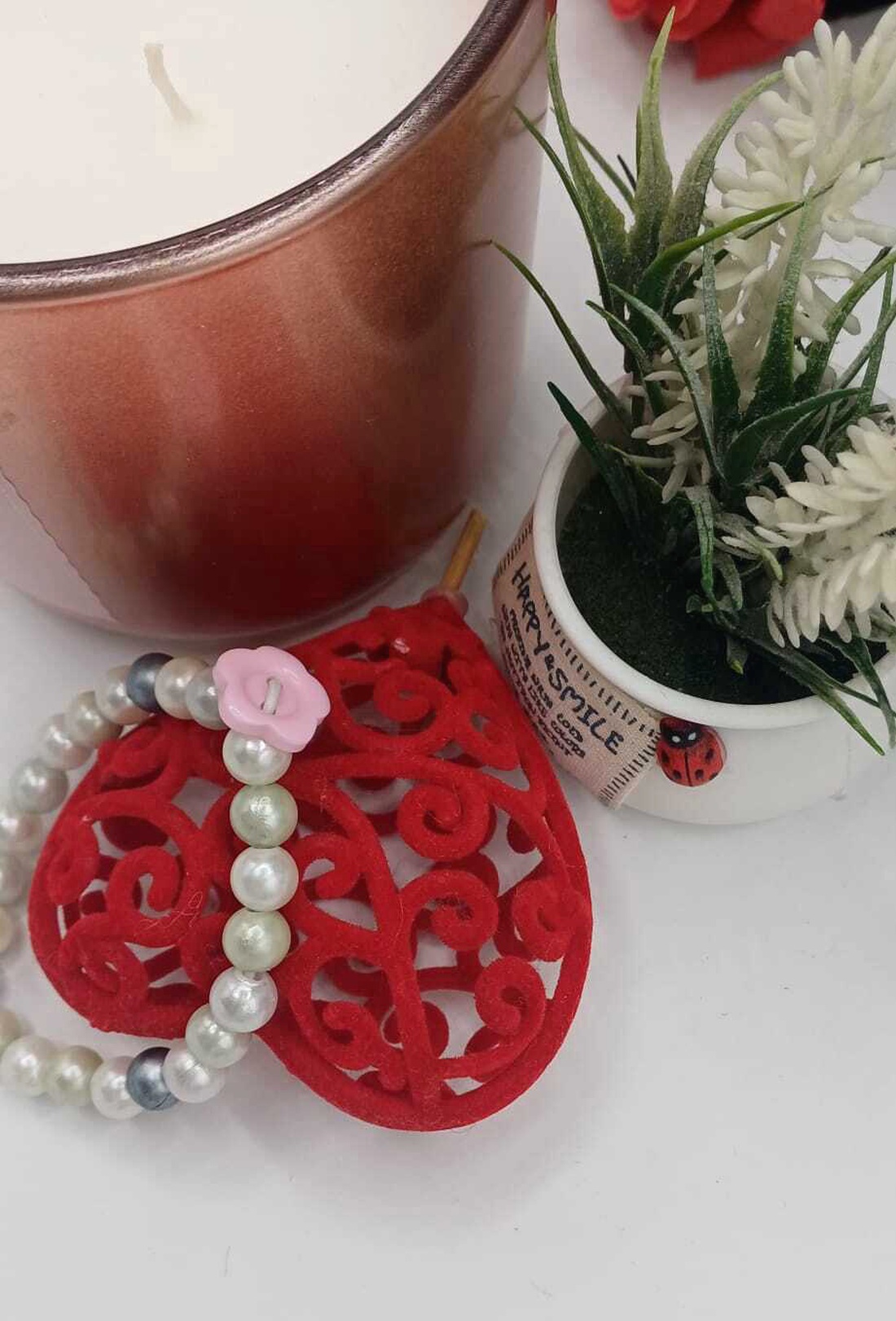 Brățară delicată realizată din perle cu aspect sidefat, în nuanțe fine de alb lăptos - bijuterii - brățări - brățări din mărgele - Artynos.ro