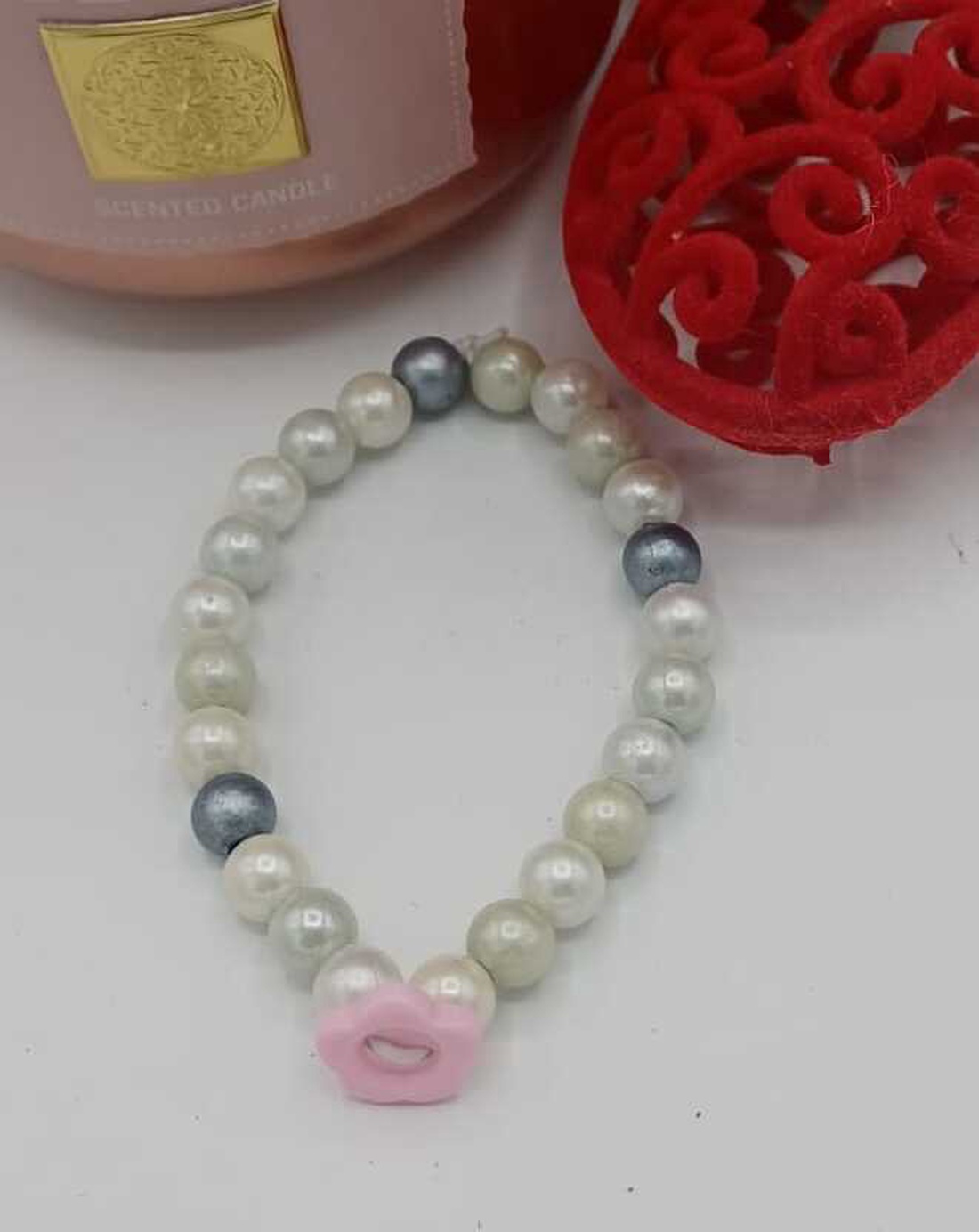 Brățară delicată realizată din perle cu aspect sidefat, în nuanțe fine de alb lăptos - bijuterii - brățări - brățări din mărgele - Artynos.ro