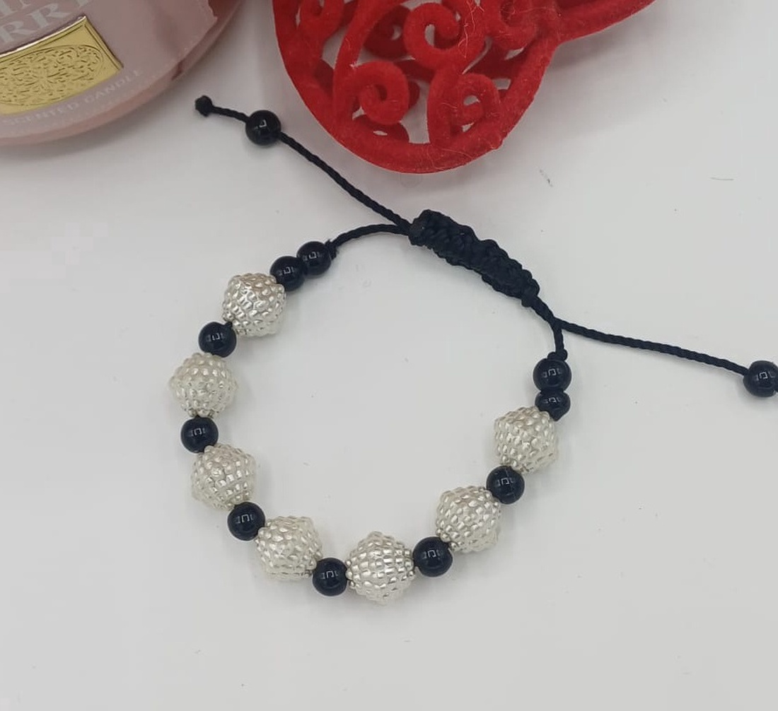 Brățară handmade cu șnur reglabil, realizată din mărgele decorative cu efect sidefat - bijuterii - brățări - brățări din mărgele - Artynos.ro