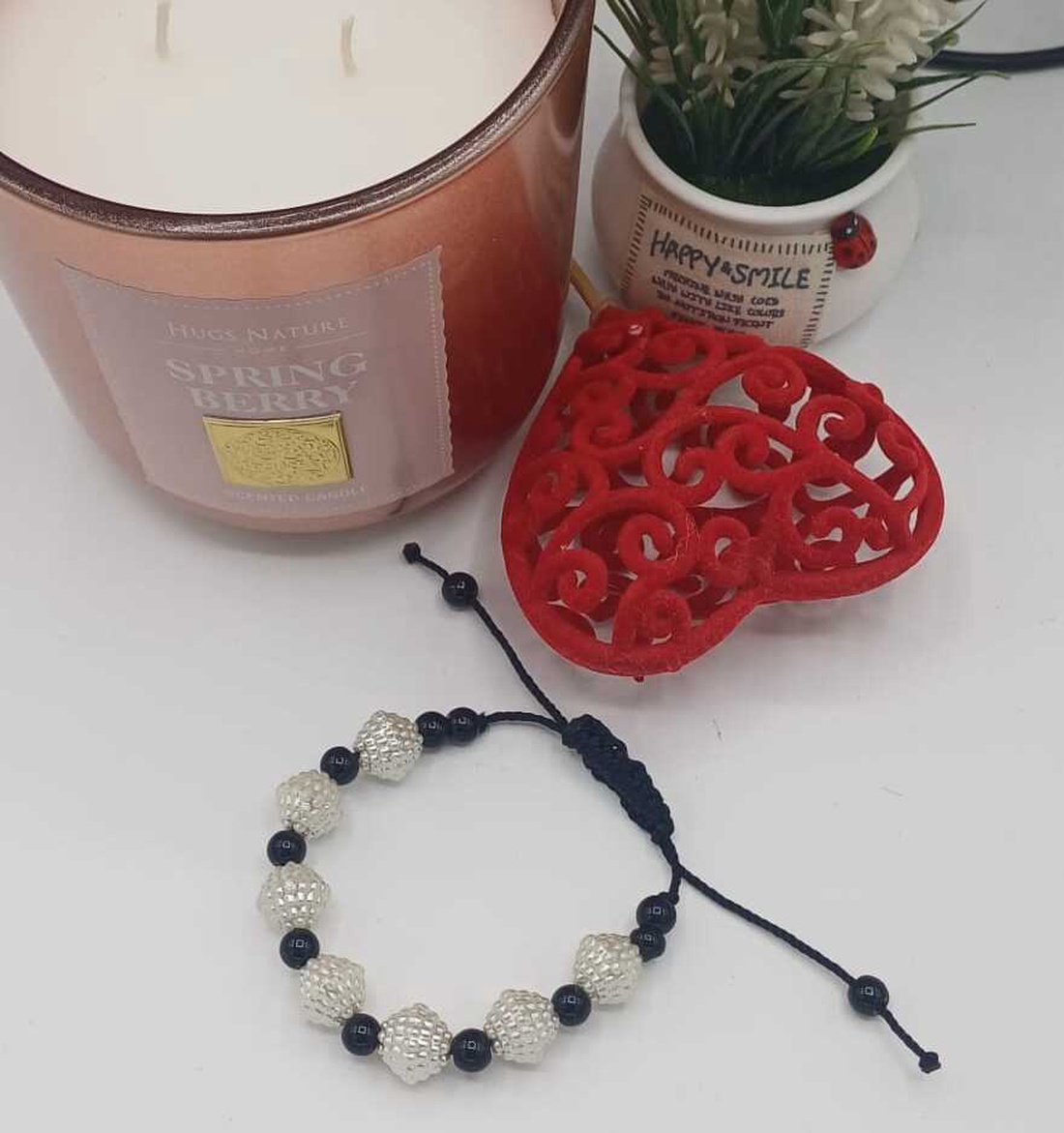 Brățară handmade cu șnur reglabil, realizată din mărgele decorative cu efect sidefat - bijuterii - brățări - brățări din mărgele - Artynos.ro