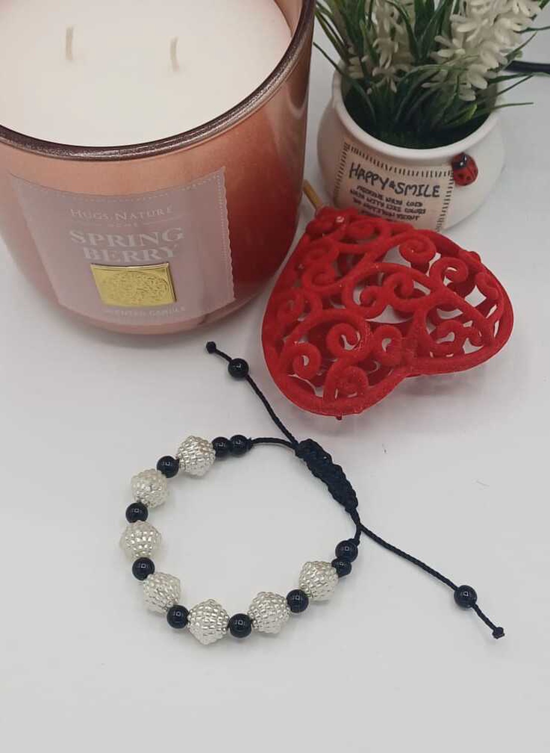 Brățară handmade cu șnur reglabil, realizată din mărgele decorative cu efect sidefat - bijuterii - brățări - brățări din mărgele - Artynos.ro