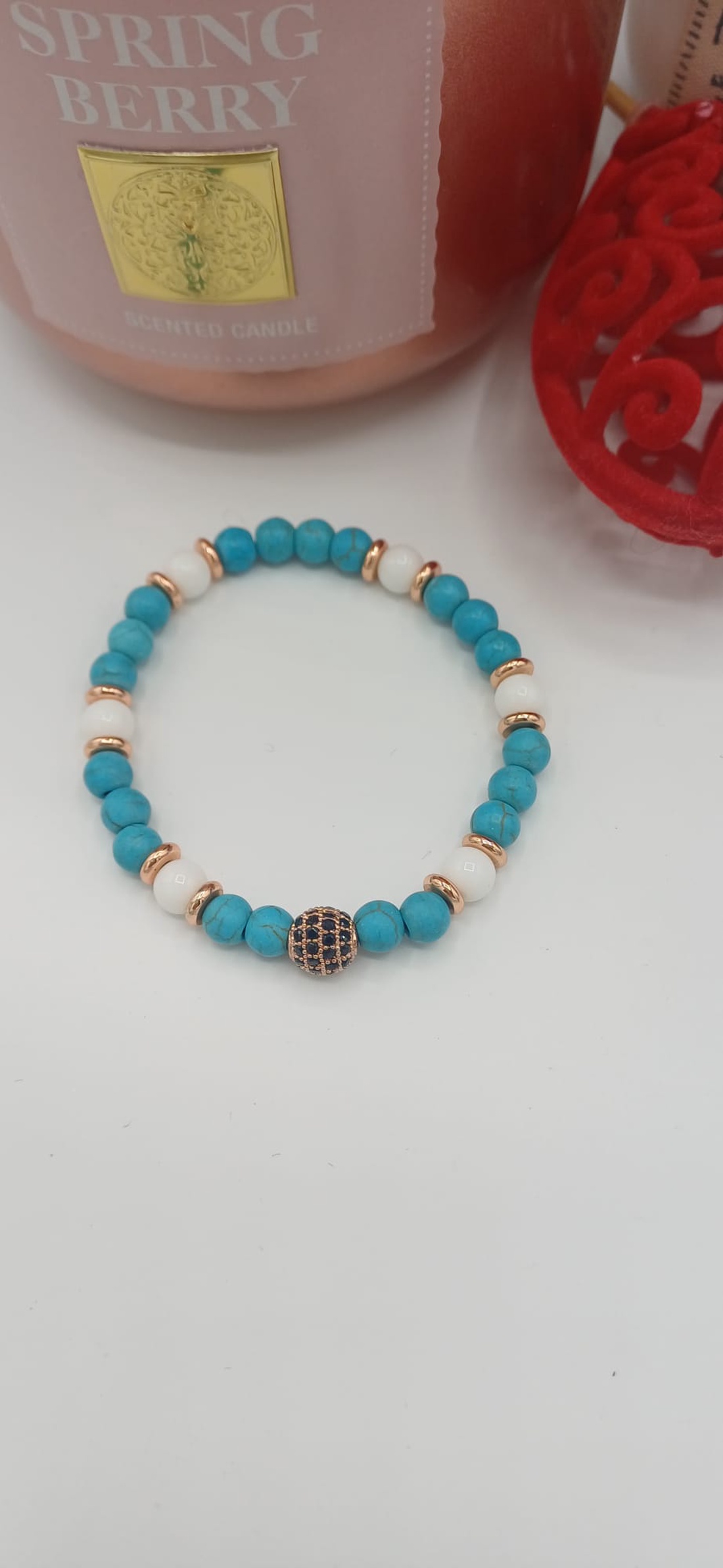 Brățară realizată din mărgele turcoaz cu aspect de piatră naturală howlit. - bijuterii - brățări - brățări din pietre semiprețioase - Artynos.ro